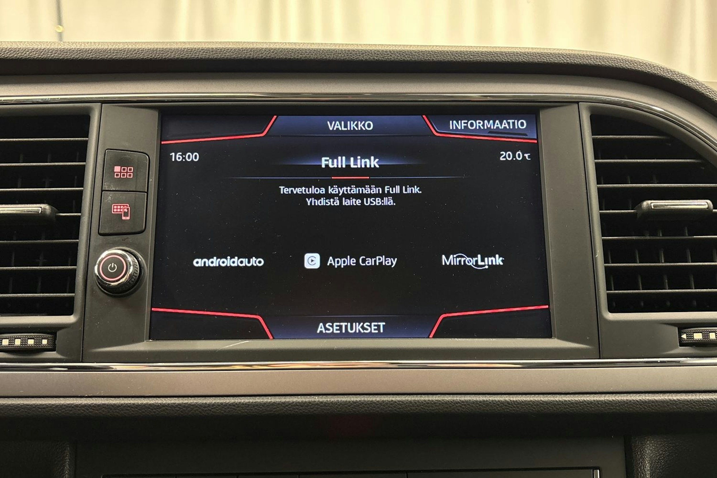 valkoinen SEAT Leon Sportourer ST 2019 kuva 24.