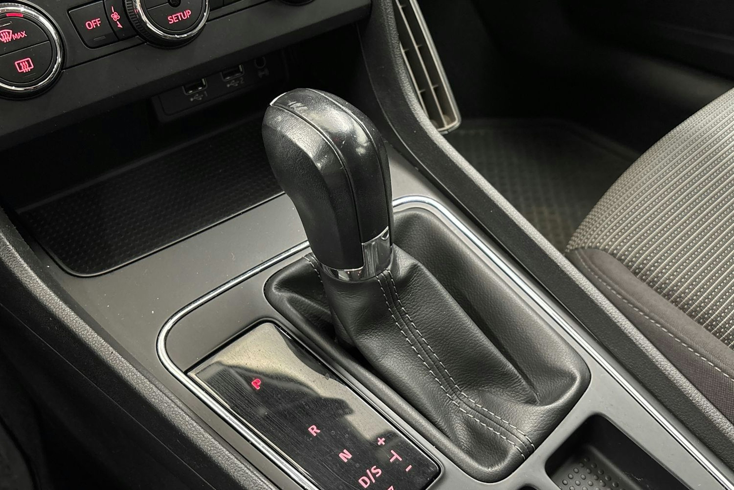 valkoinen SEAT Leon Sportourer ST 2019 kuva 25.