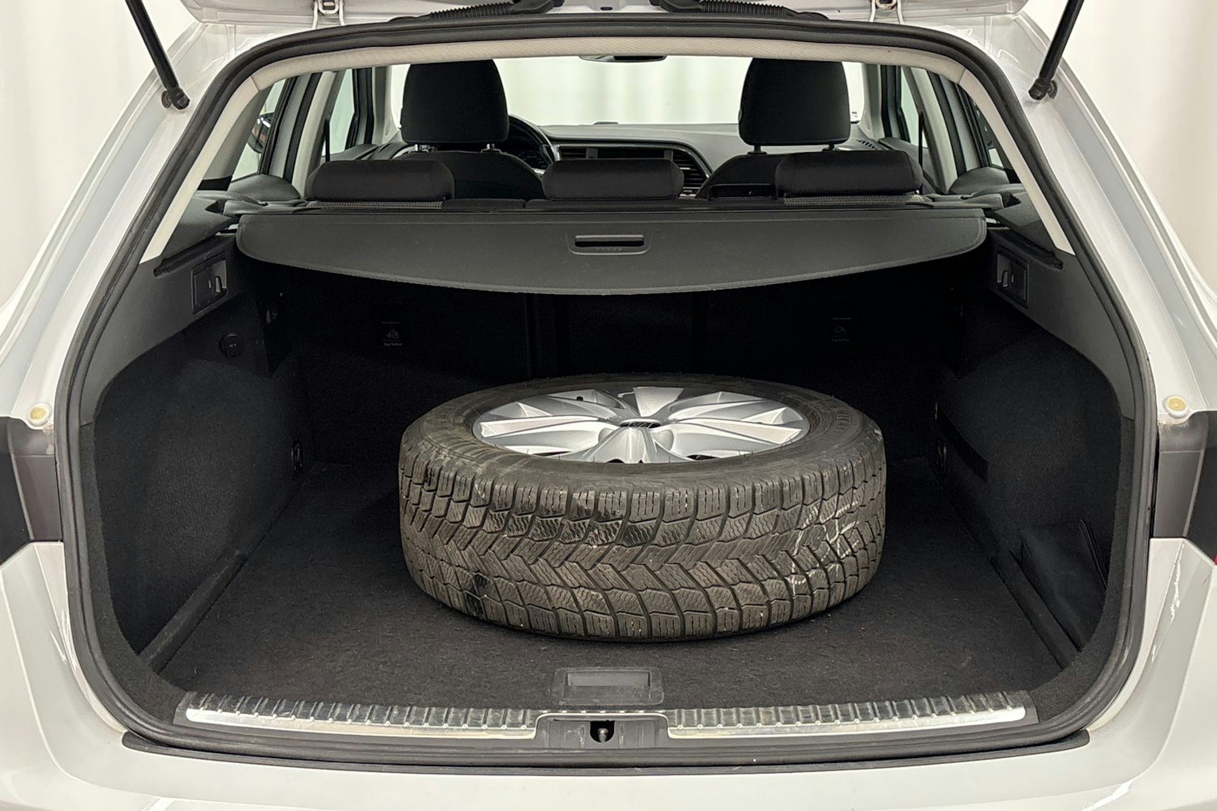 valkoinen SEAT Leon Sportourer ST 2019 kuva 26.