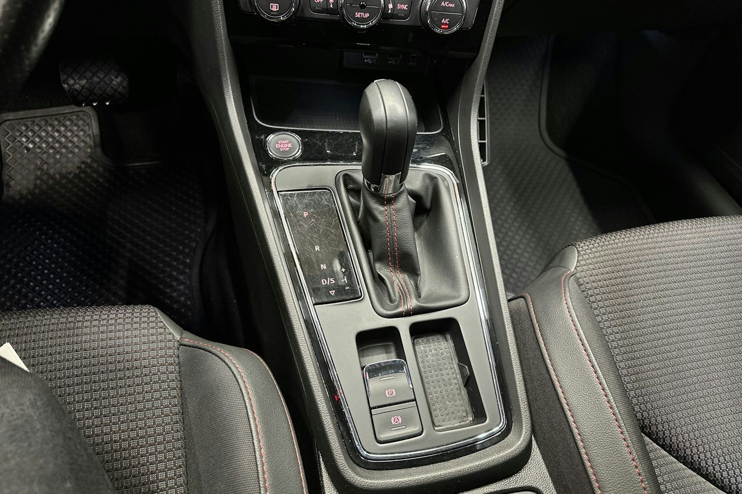 musta SEAT Leon Sportourer ST 2019 kuva 20.