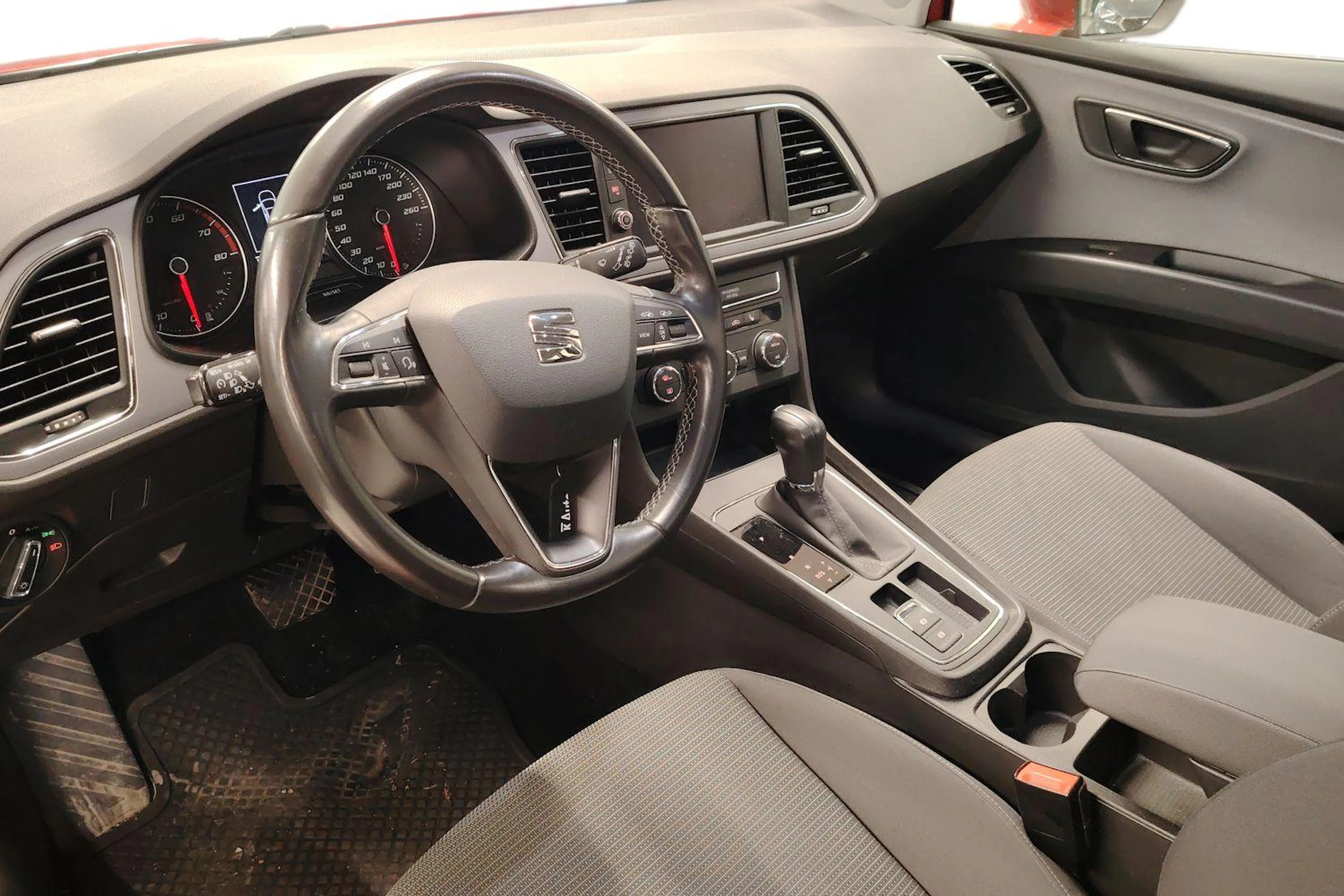 Punainen SEAT Leon Sportourer ST 2020 kuva 3.