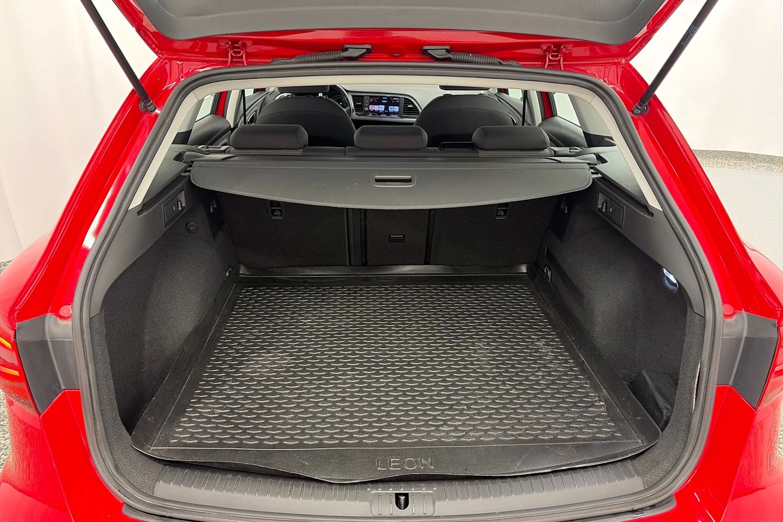 Punainen SEAT Leon Sportourer ST 2020 kuva 11.