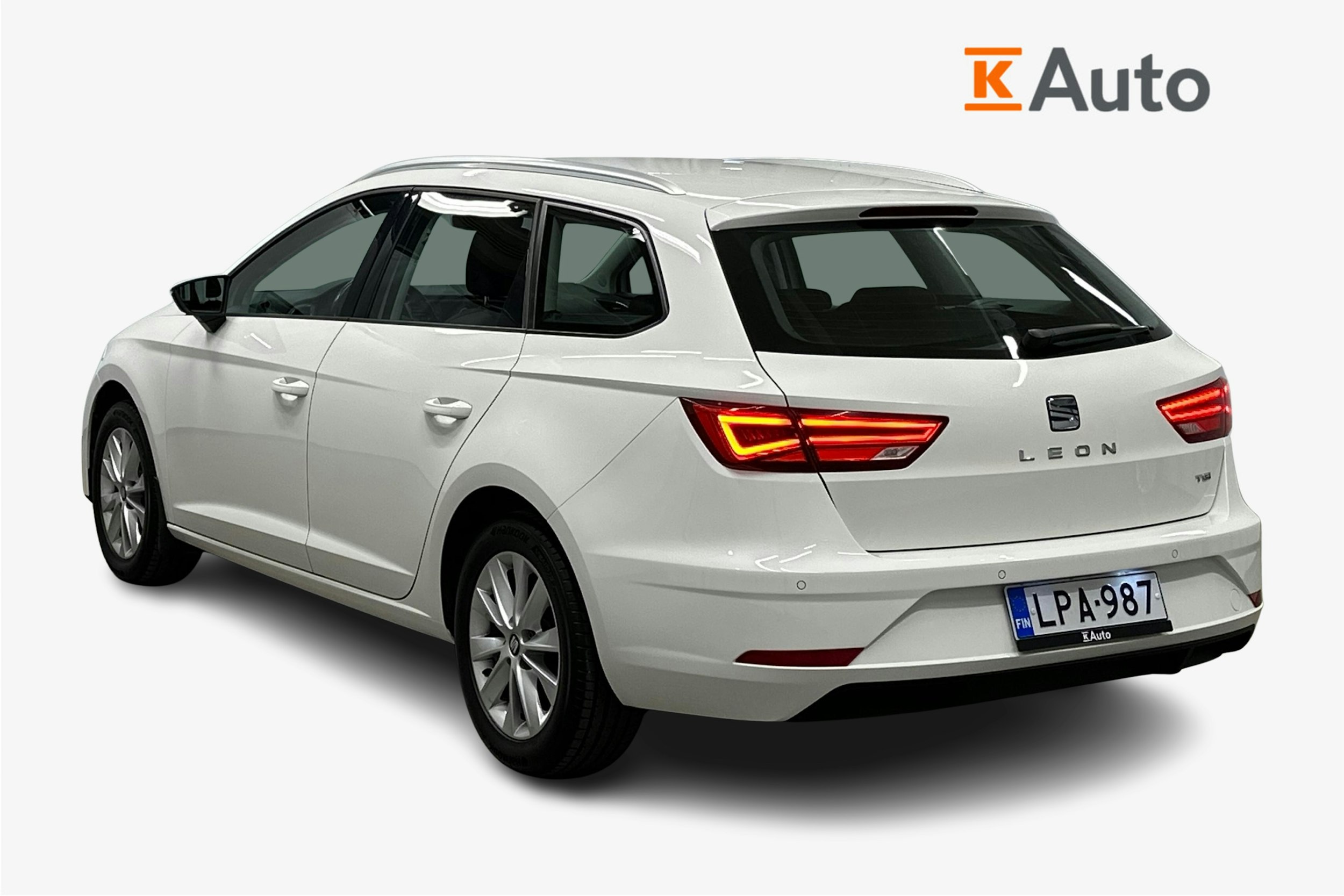 valkoinen SEAT Leon Sportourer ST 2020 kuva 2.