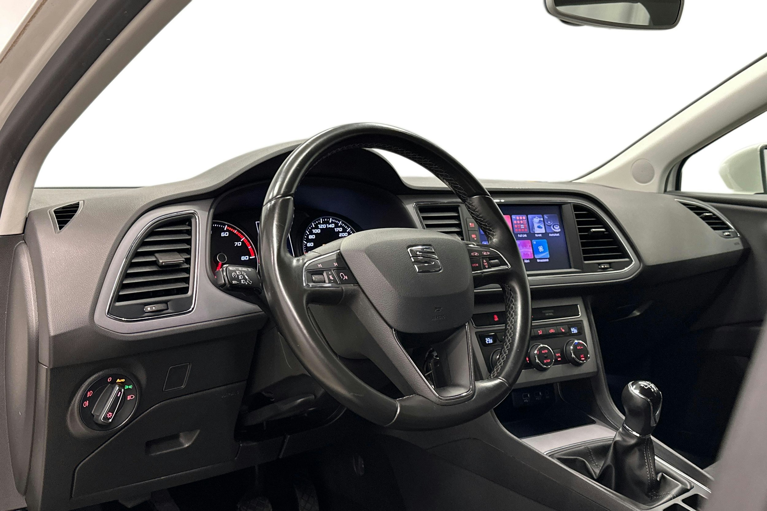 valkoinen SEAT Leon Sportstourer 2020 kuva 7.