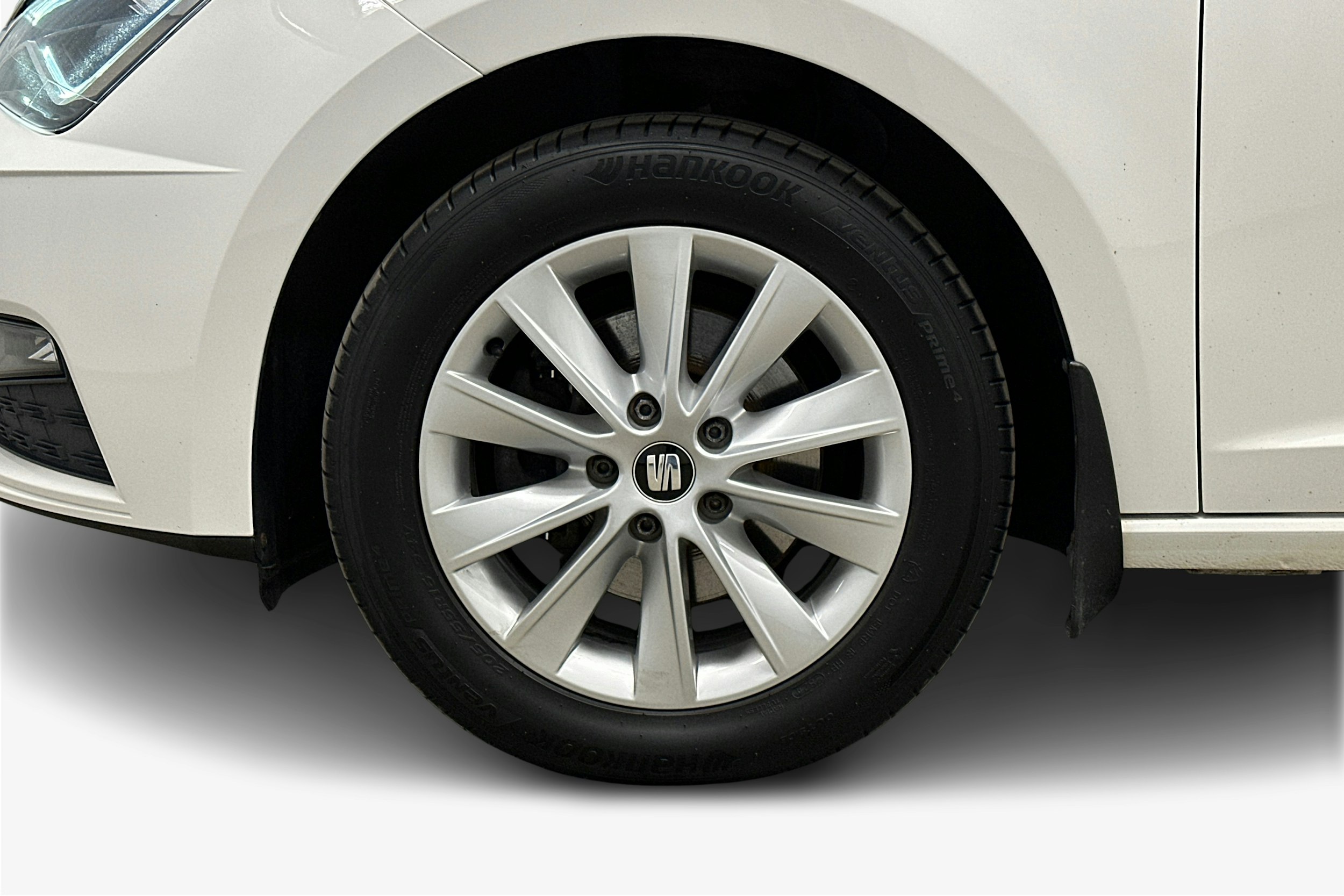 valkoinen SEAT Leon Sportstourer 2020 kuva 11.