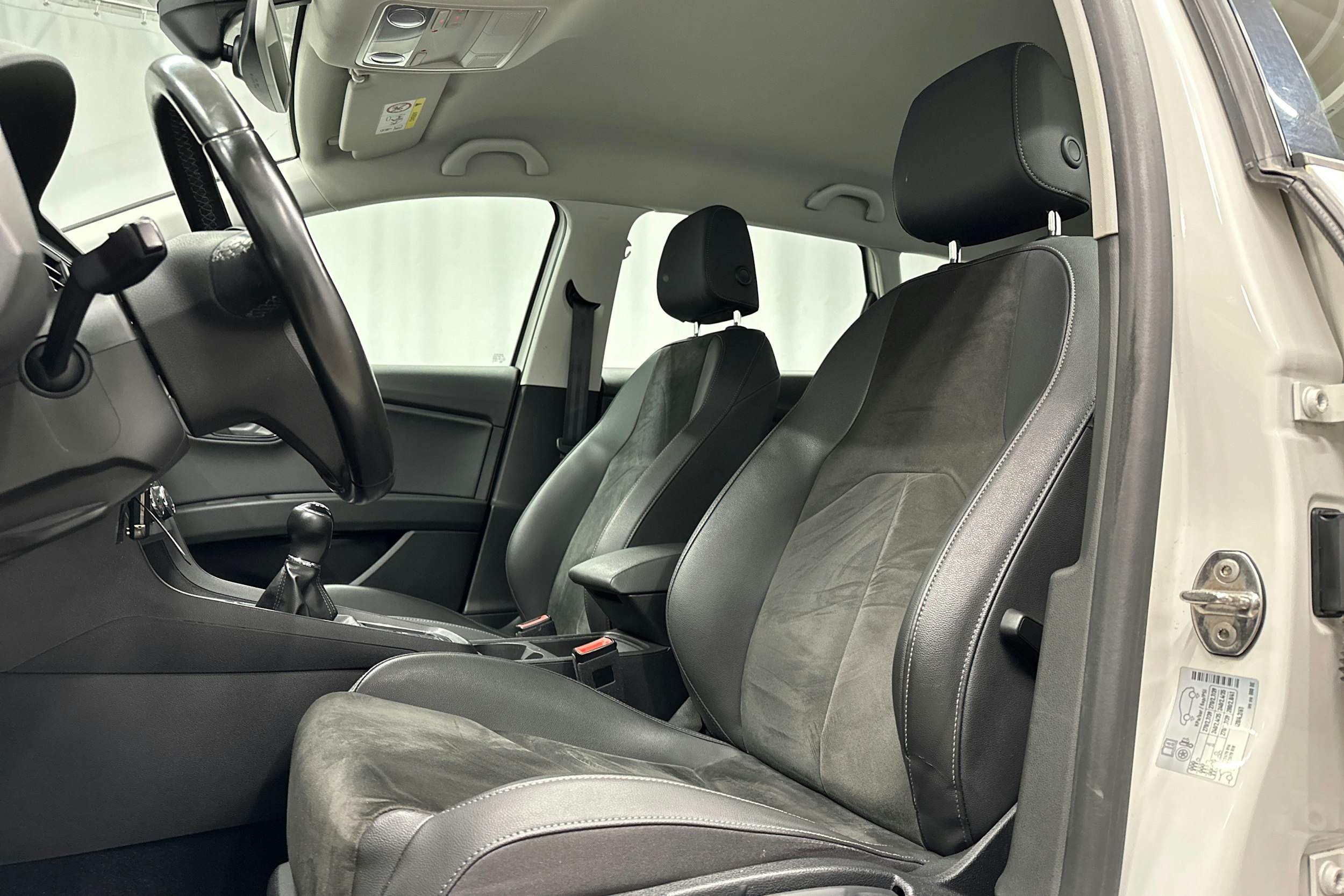 valkoinen SEAT Leon Sportstourer 2020 kuva 14.