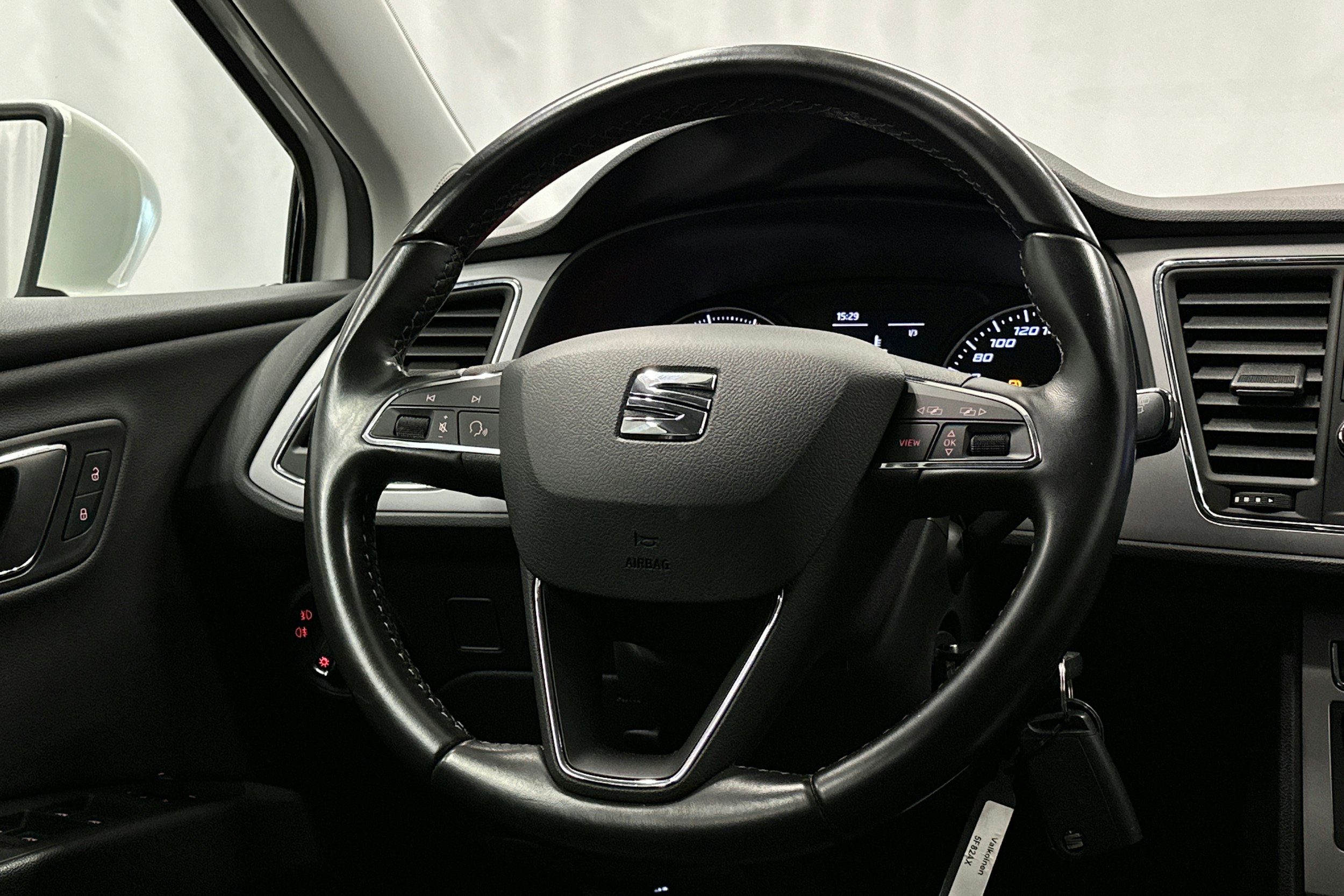valkoinen SEAT Leon Sportstourer 2020 kuva 15.