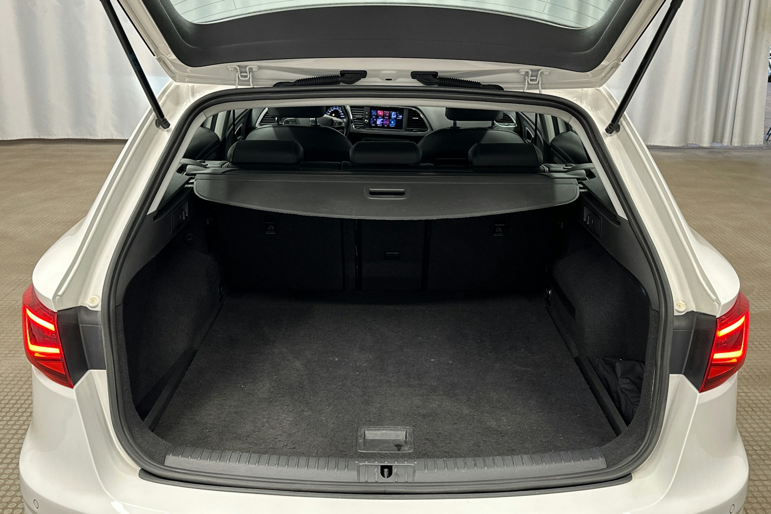 valkoinen SEAT Leon Sportstourer 2020 kuva 16.