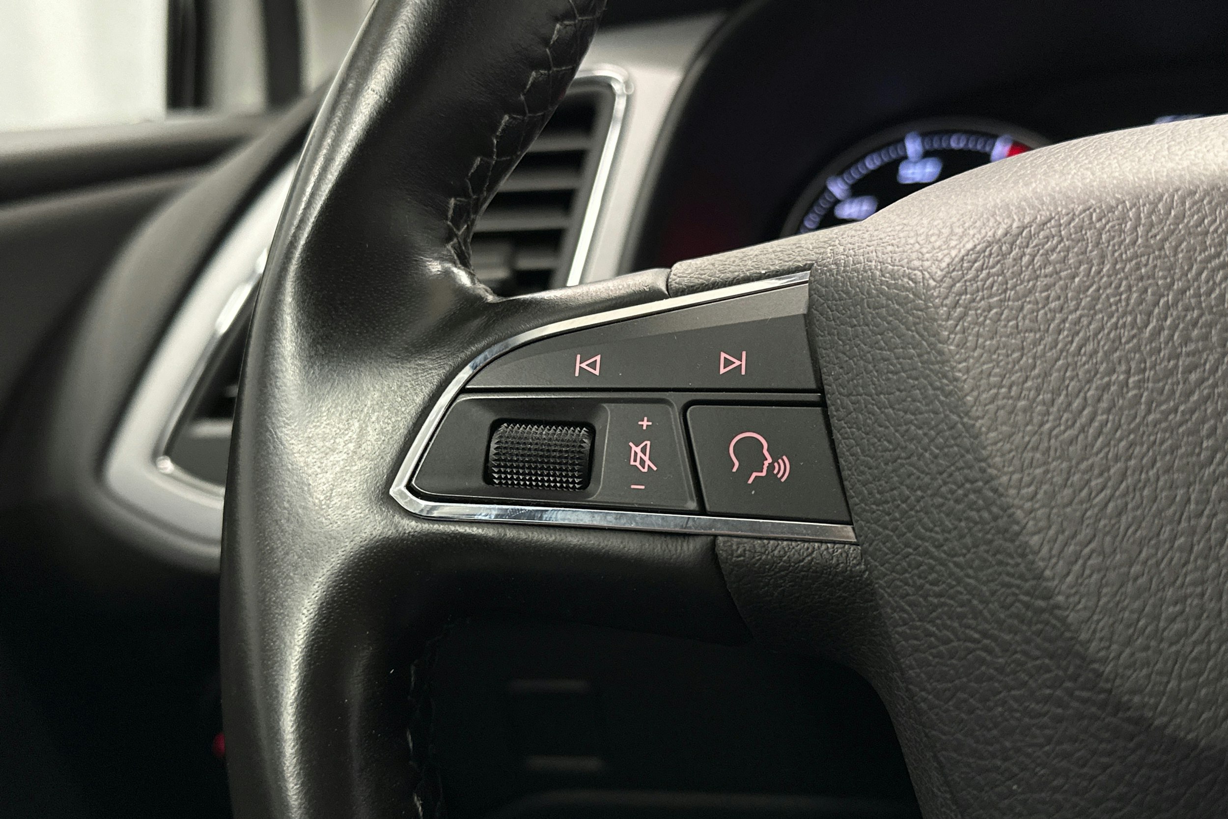 valkoinen SEAT Leon Sportstourer 2020 kuva 18.