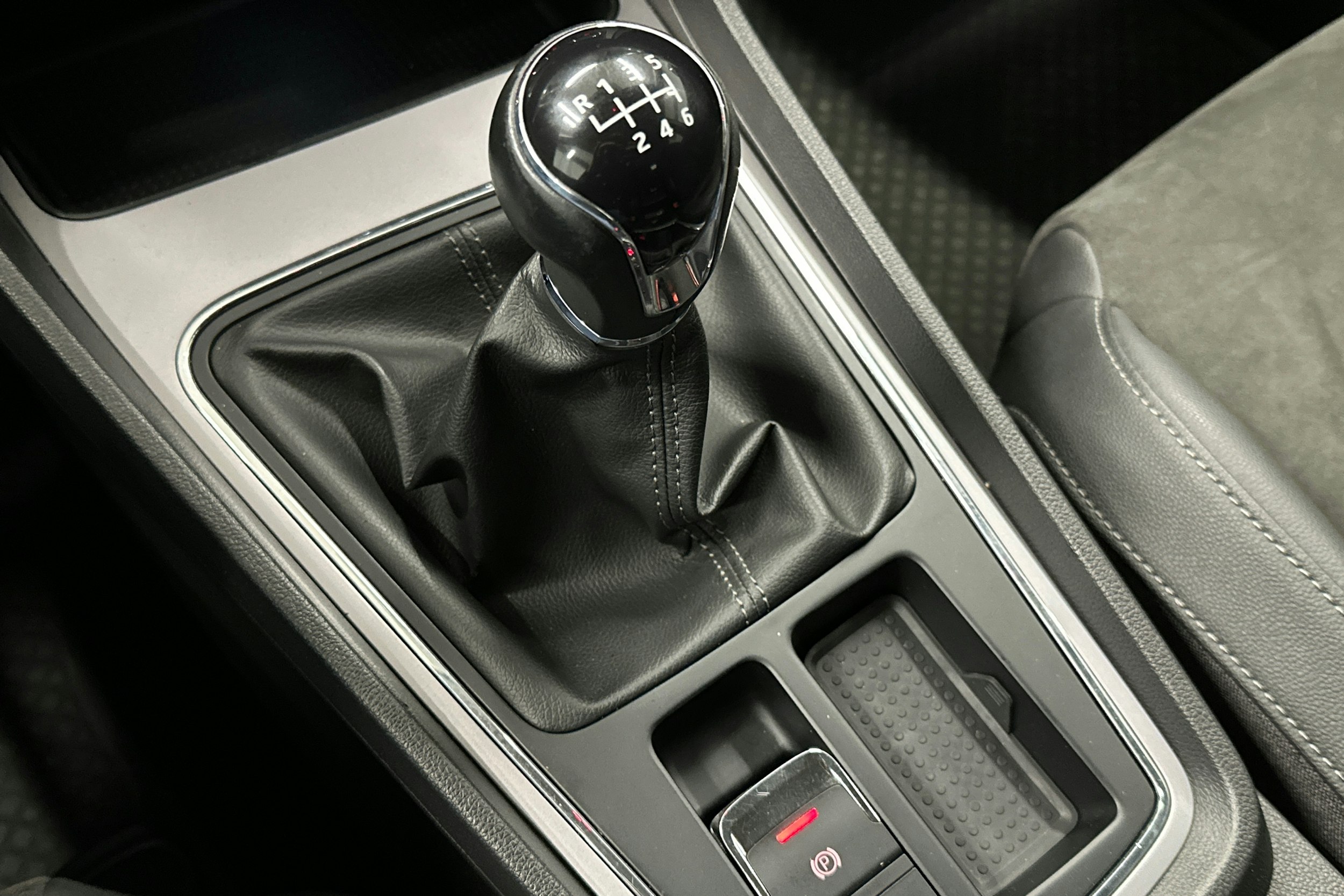 valkoinen SEAT Leon Sportstourer 2020 kuva 20.