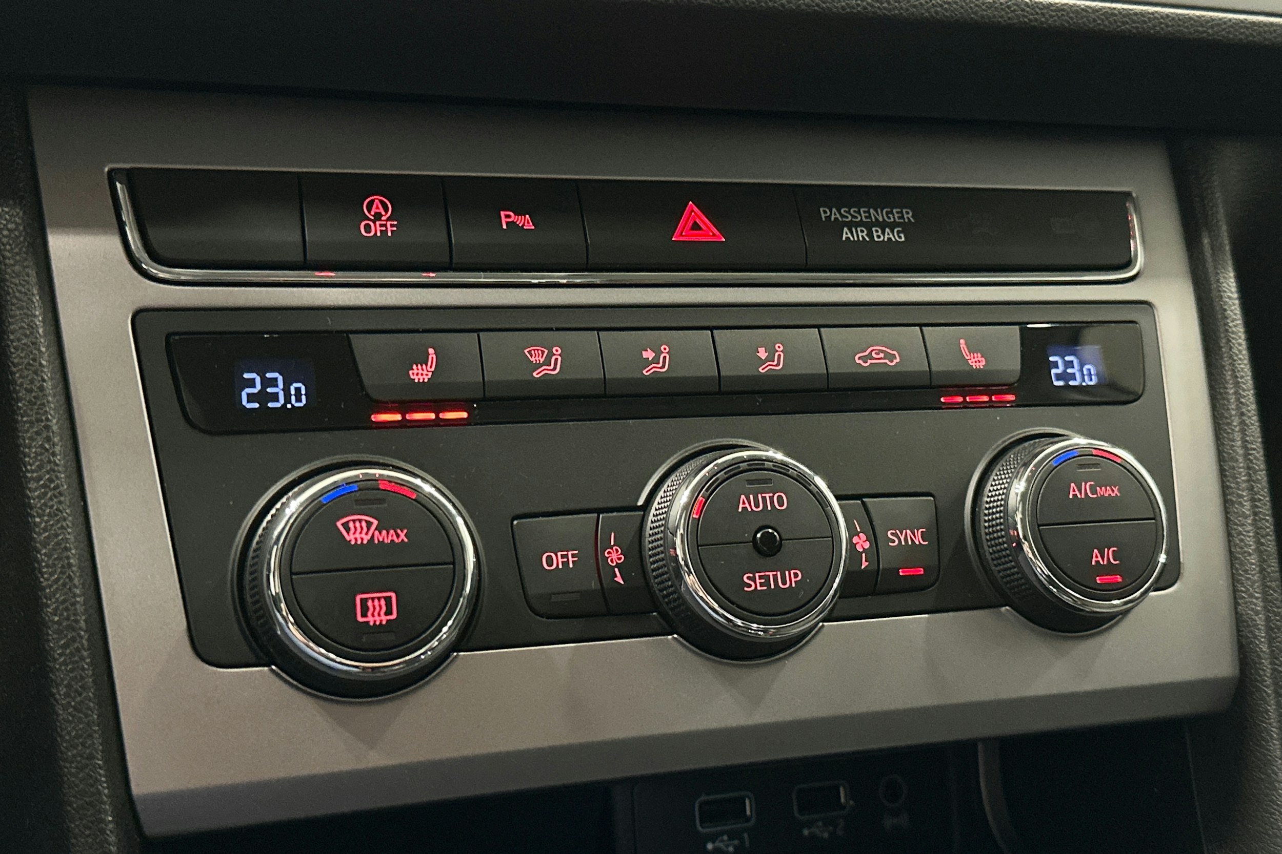 valkoinen SEAT Leon Sportstourer 2020 kuva 21.