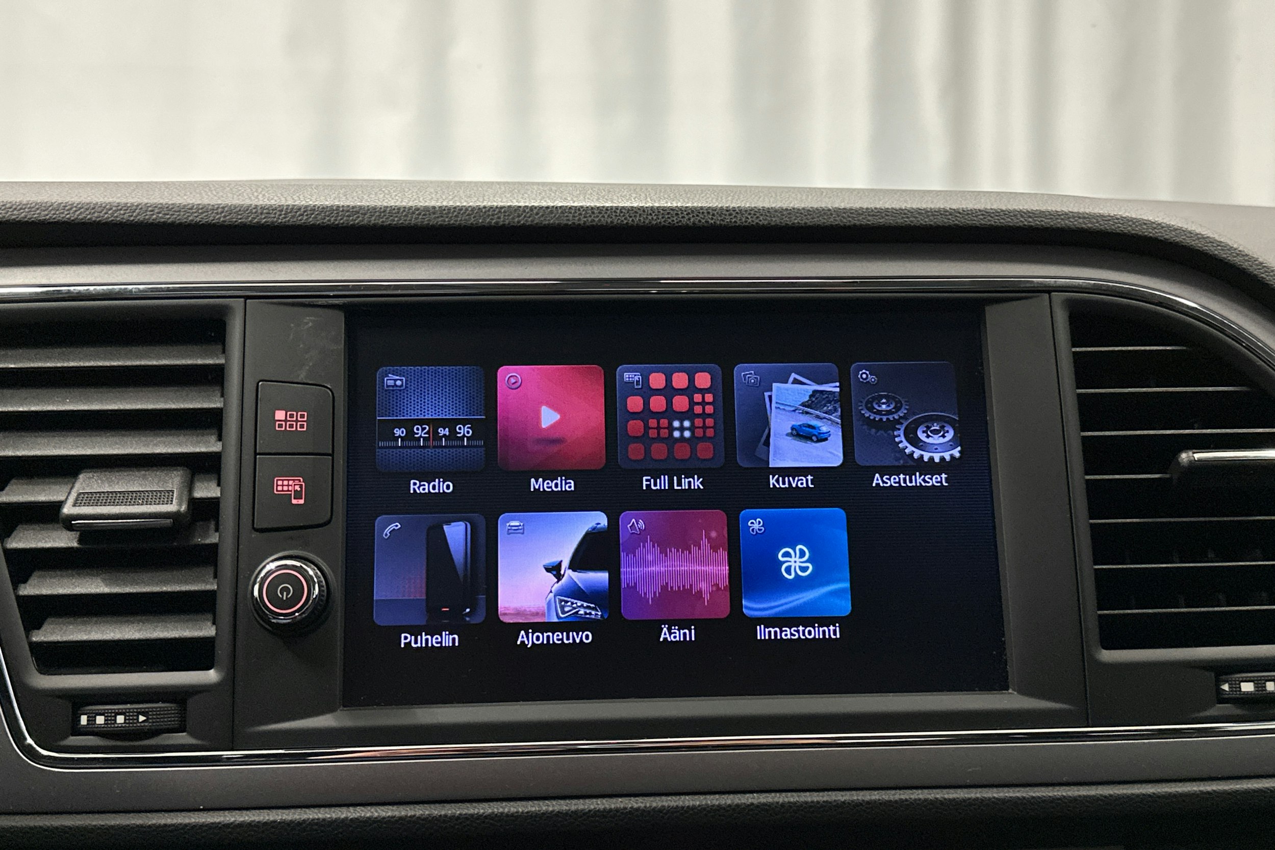 valkoinen SEAT Leon Sportstourer 2020 kuva 22.