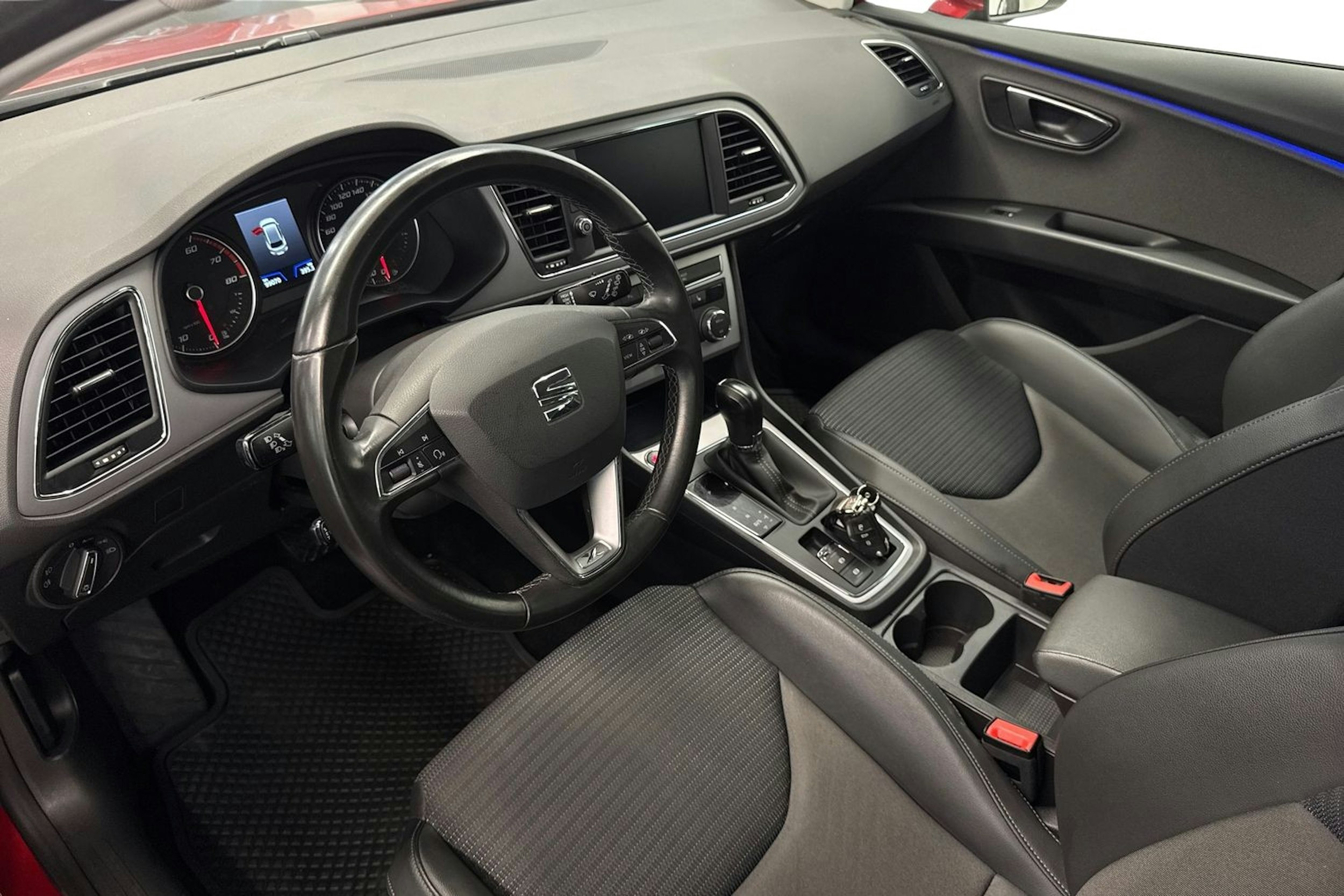 Punainen SEAT Leon Sportourer ST 2020 kuva 7.