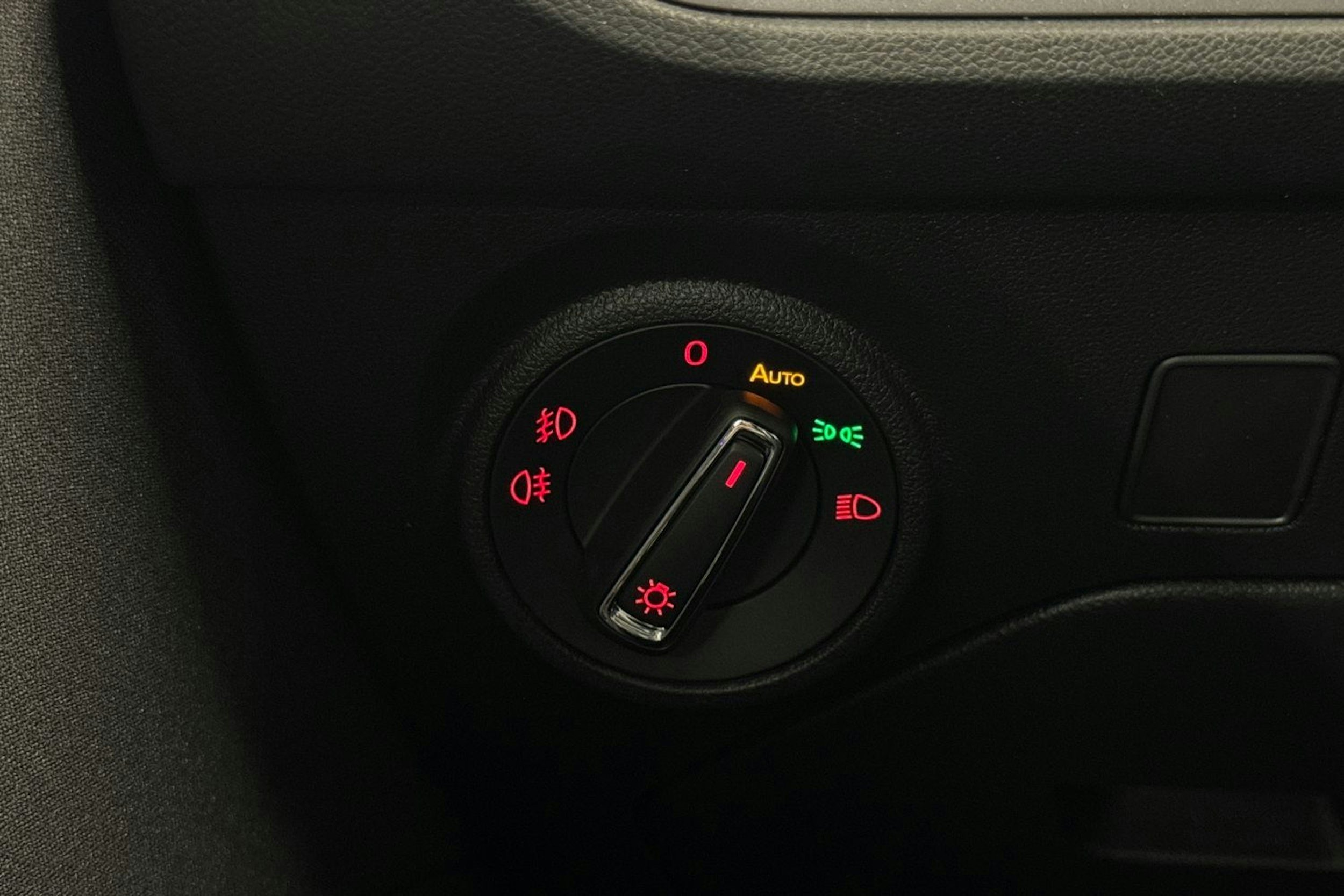Punainen SEAT Leon Sportourer ST 2020 kuva 21.