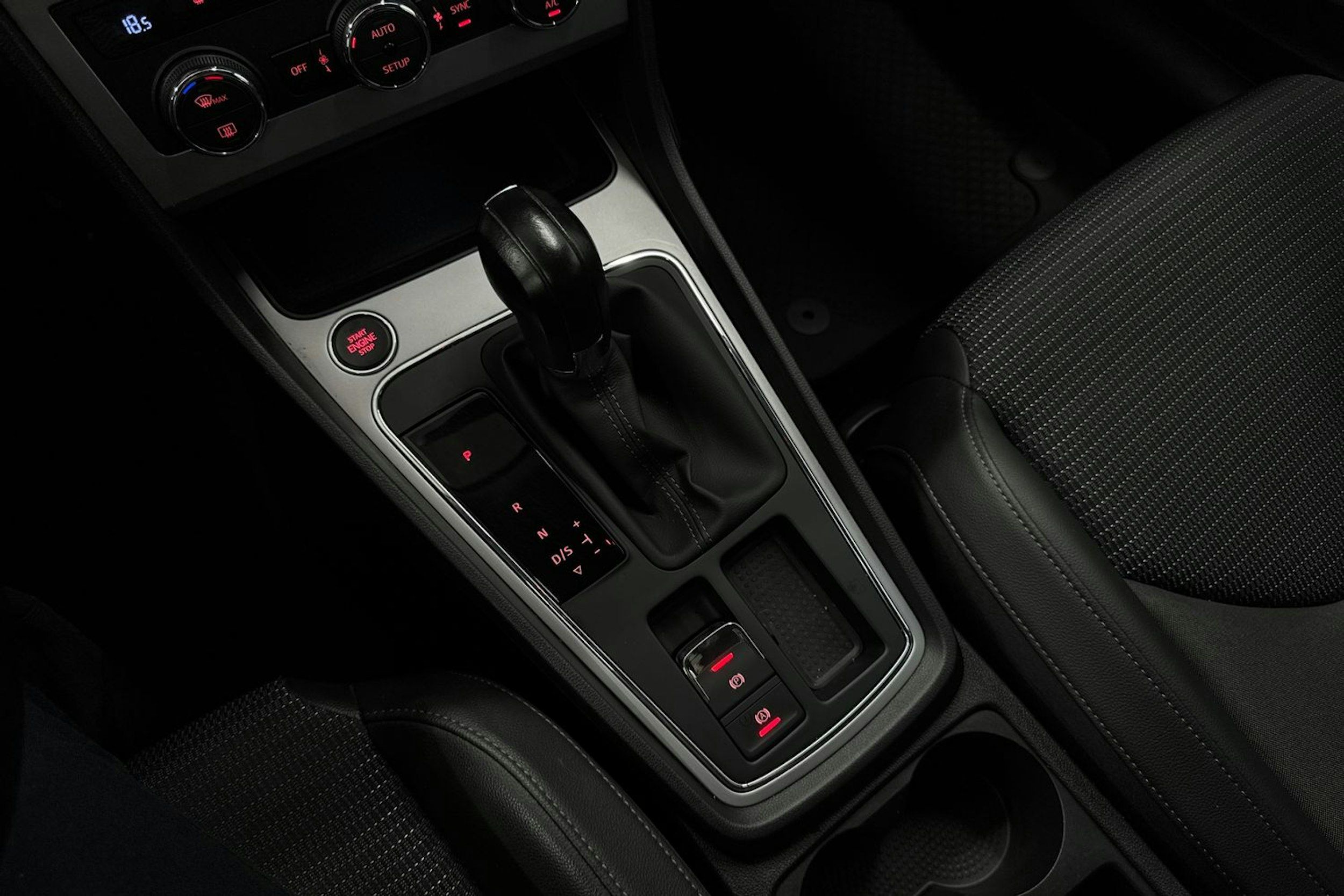 Punainen SEAT Leon Sportourer ST 2020 kuva 25.