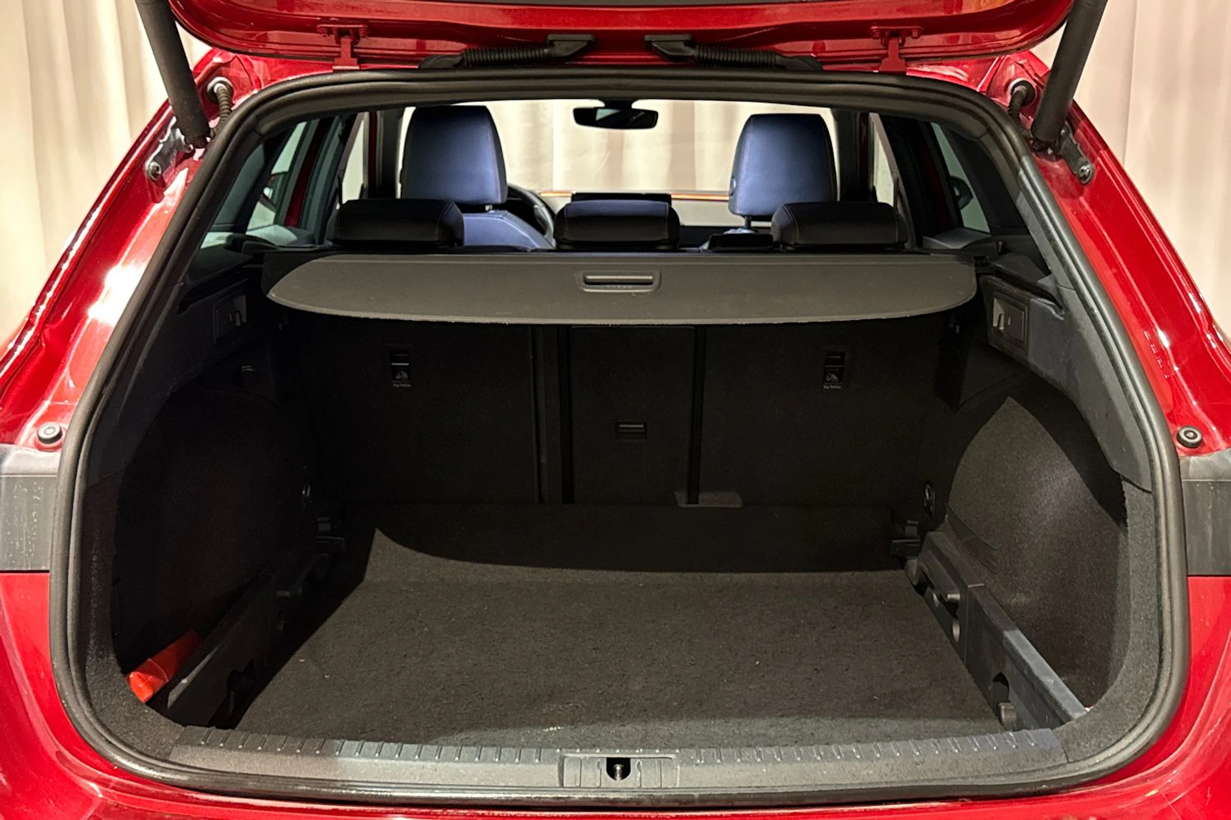 punainen SEAT Leon Sportstourer 2020 kuva 13.