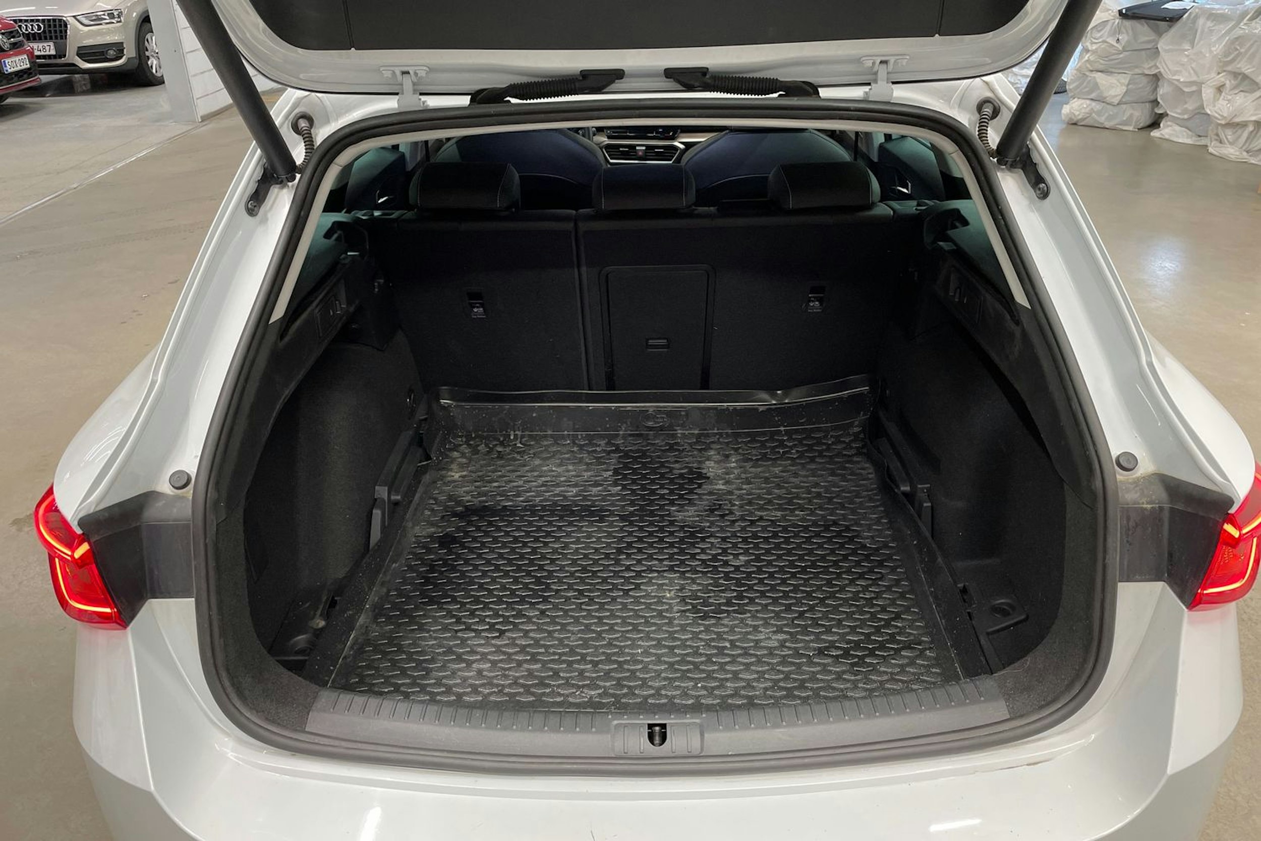 Valkoinen SEAT LEON SPORTSTOURER 2021 kuva 12.