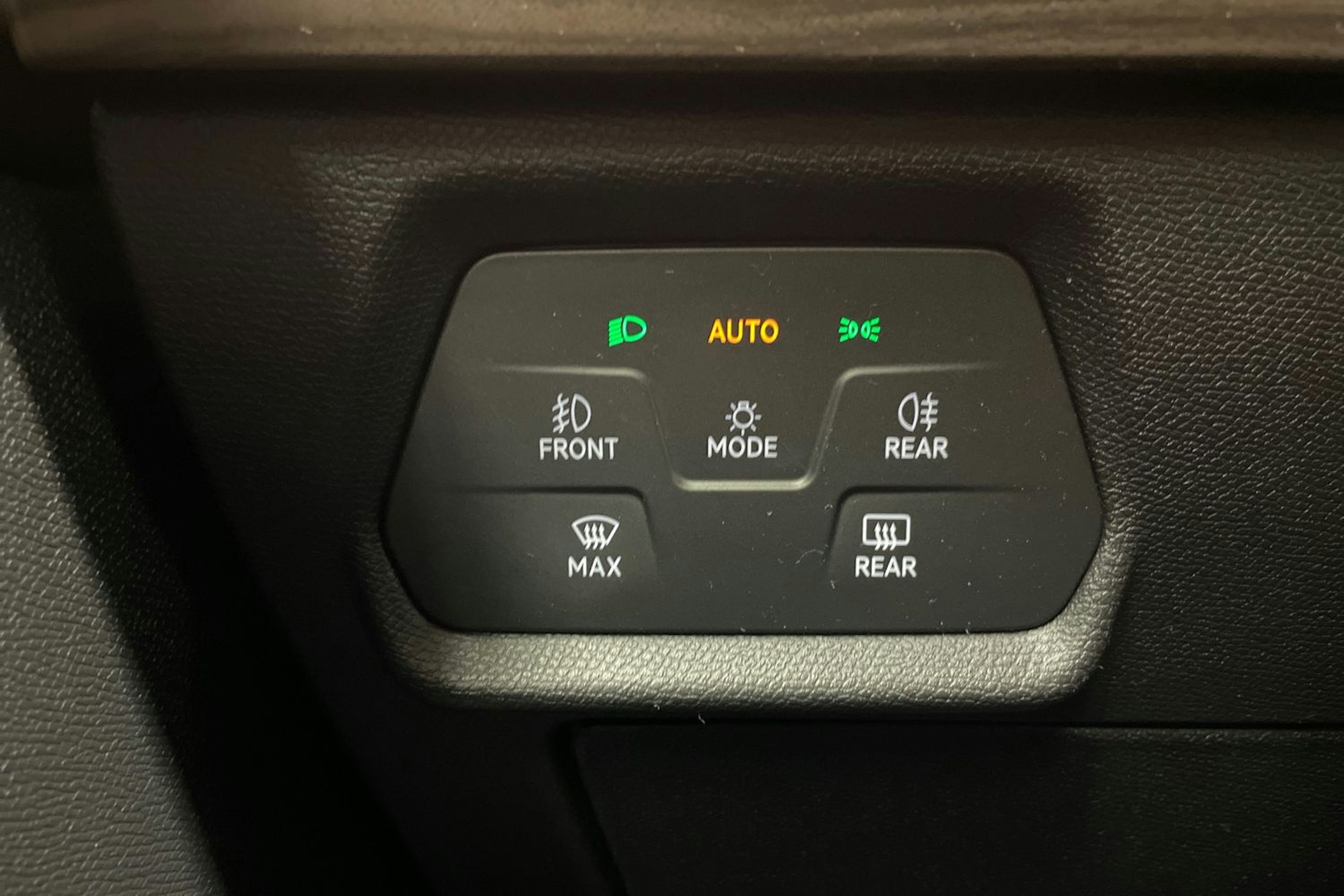 Valkoinen SEAT LEON SPORTSTOURER 2021 kuva 18.