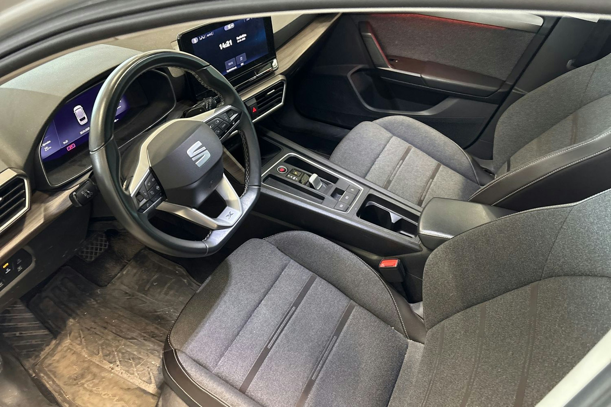 valkoinen SEAT Leon Sportstourer 2021 kuva 3.