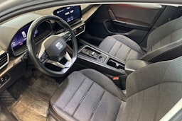 valkoinen SEAT Leon Sportstourer 2021 kuva 3.