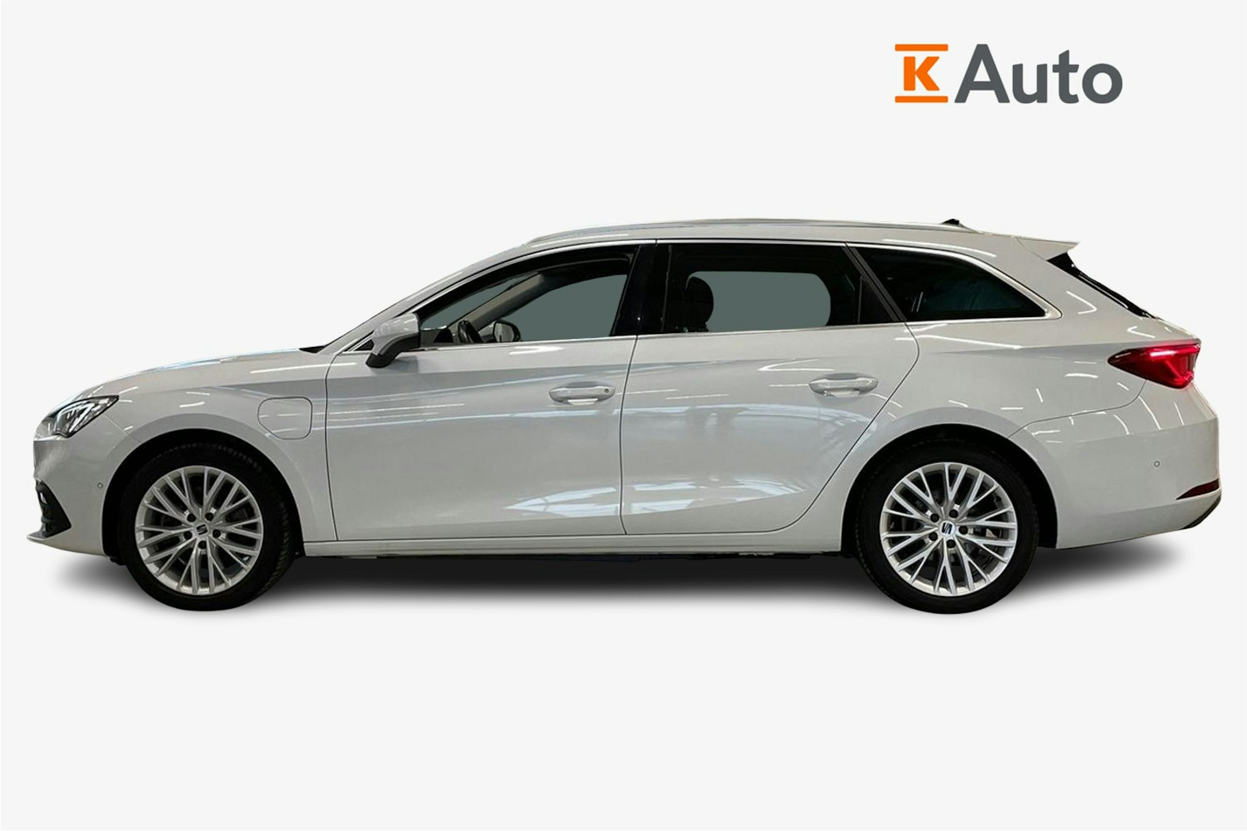 valkoinen SEAT Leon Sportstourer 2021 kuva 6.
