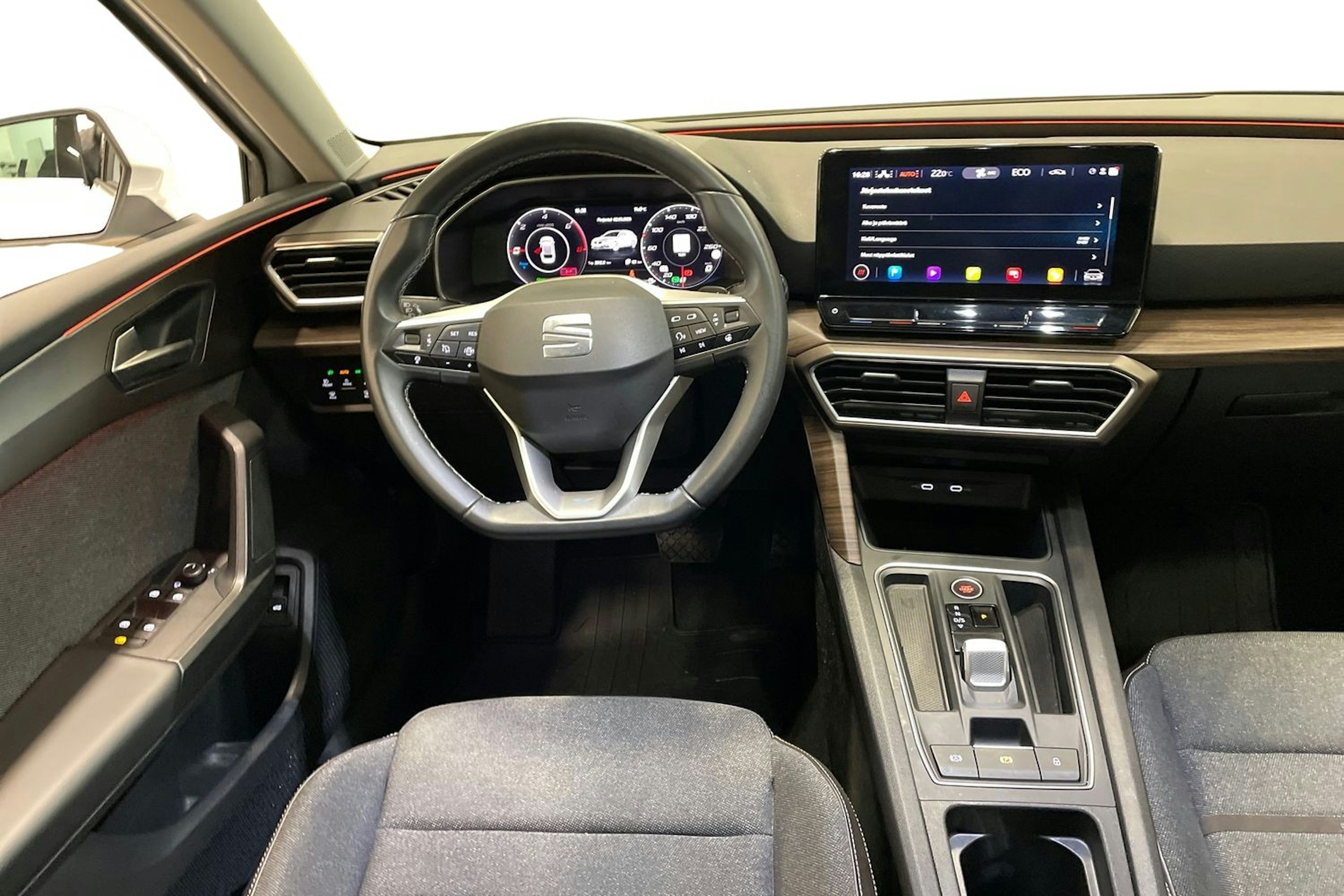 valkoinen SEAT Leon Sportstourer 2021 kuva 9.