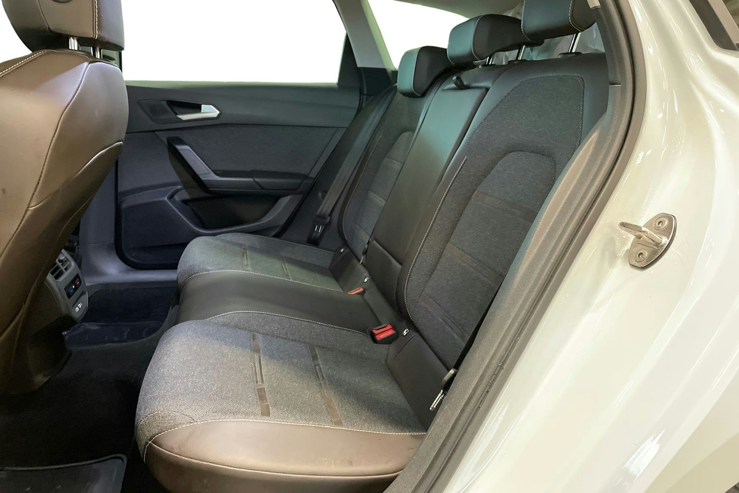 valkoinen SEAT Leon Sportstourer 2021 kuva 10.