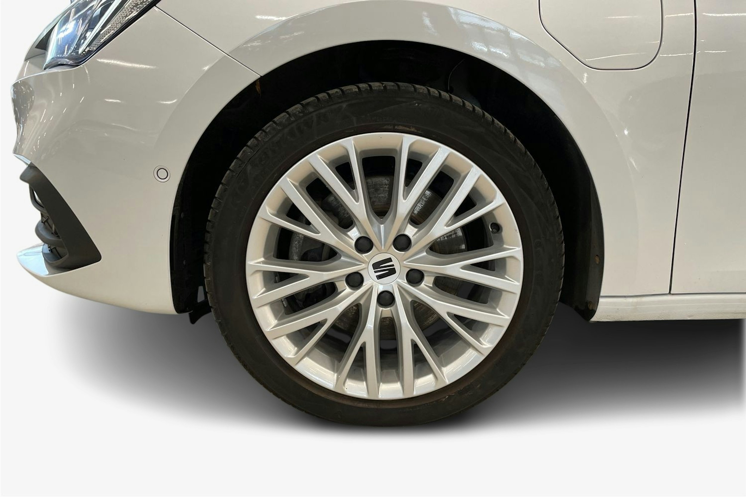valkoinen SEAT Leon Sportstourer 2021 kuva 11.