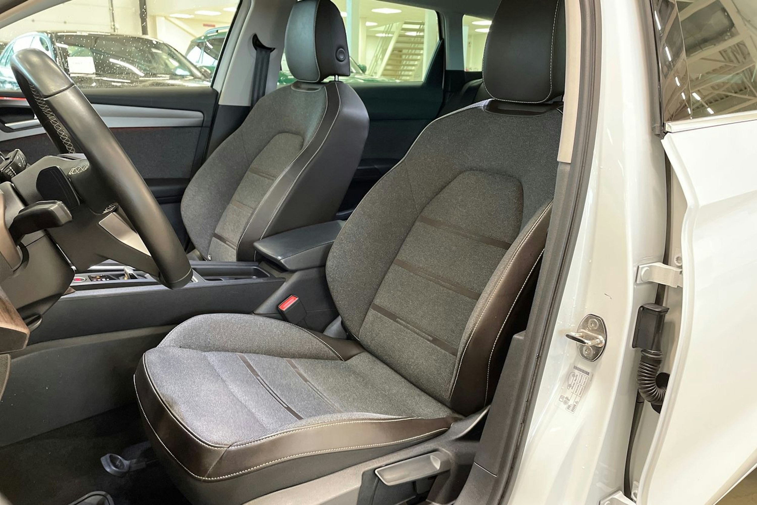 valkoinen SEAT Leon Sportstourer 2021 kuva 14.
