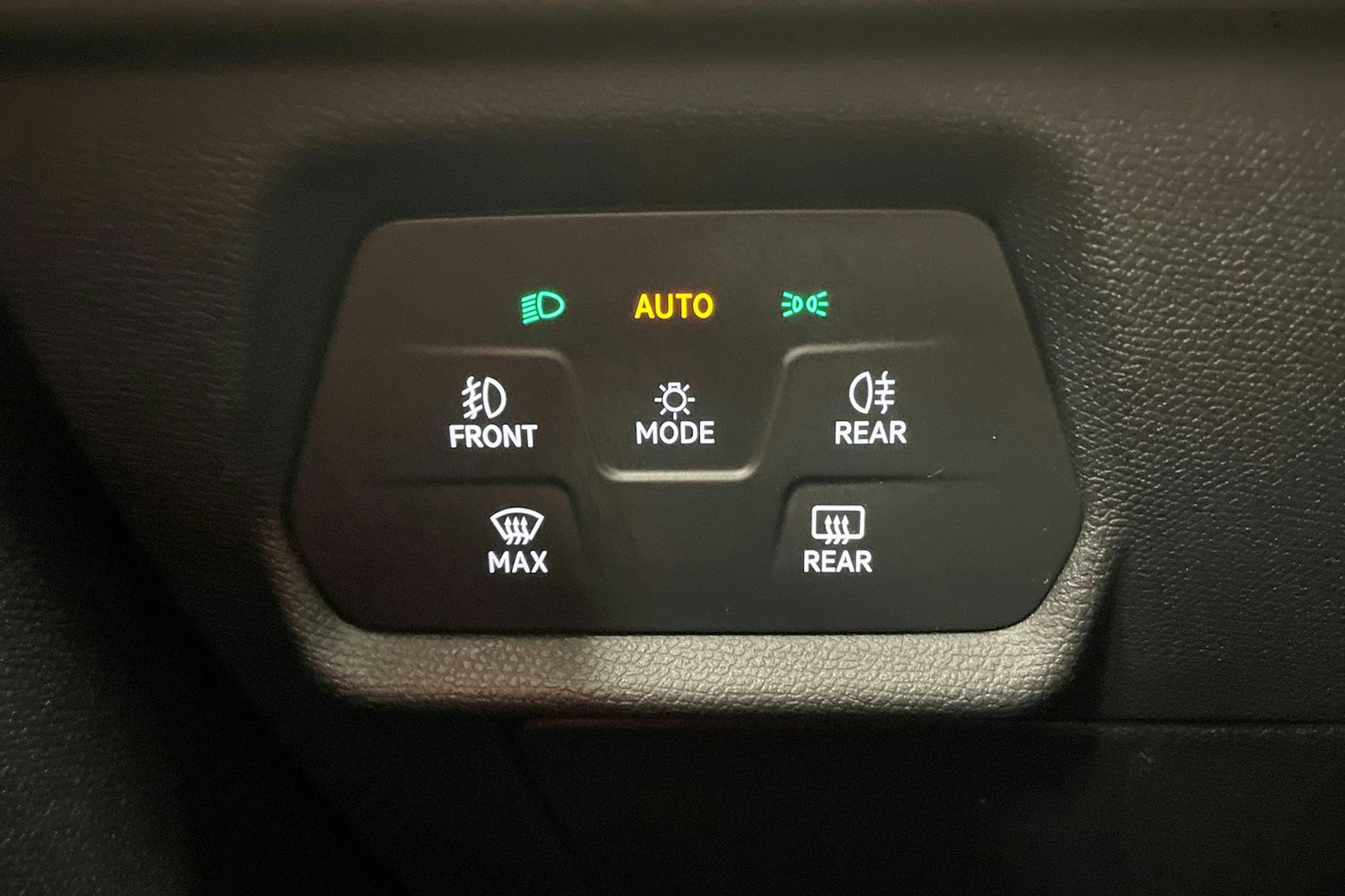 valkoinen SEAT Leon Sportstourer 2021 kuva 20.