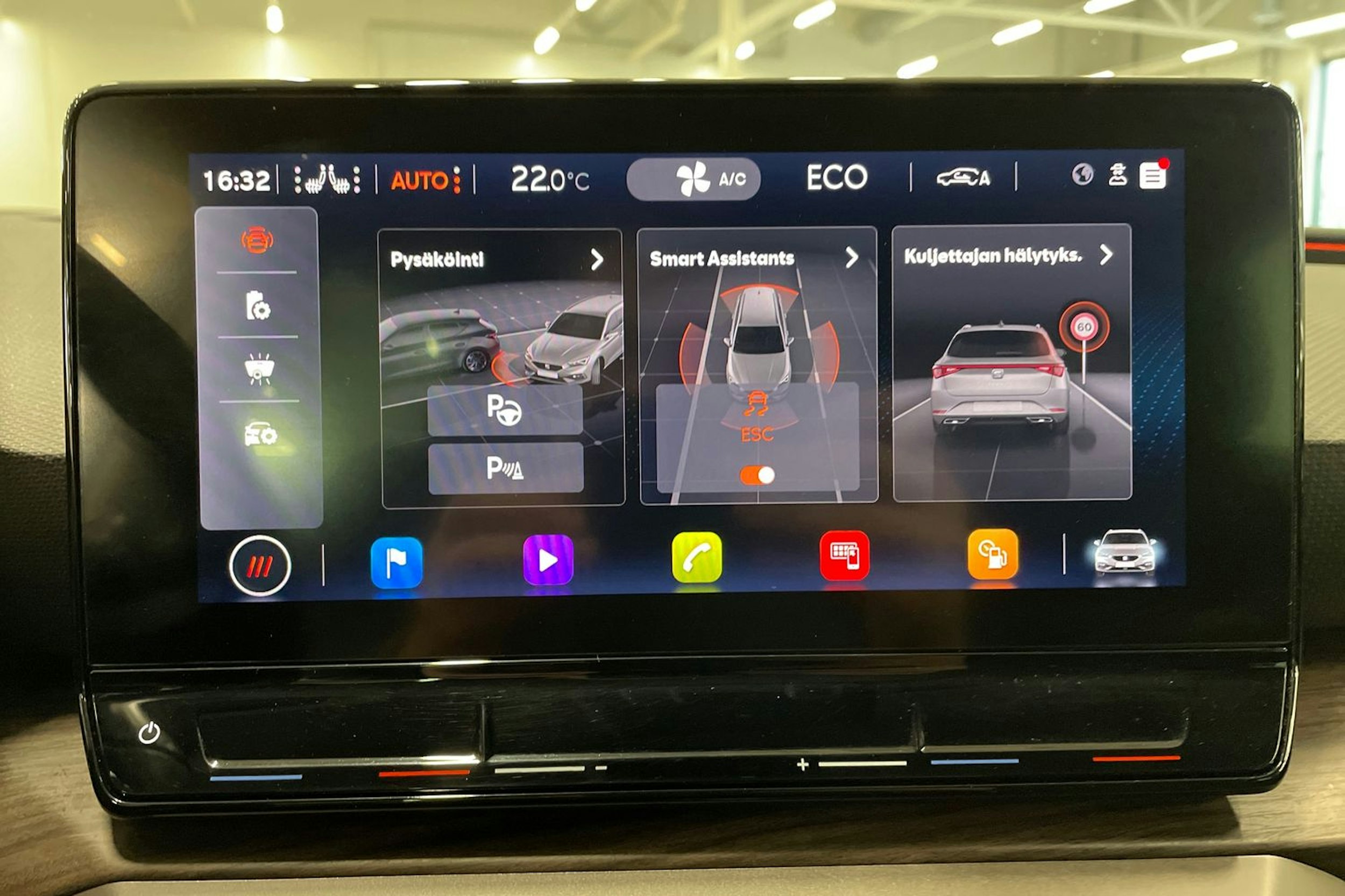 valkoinen SEAT Leon Sportstourer 2021 kuva 25.