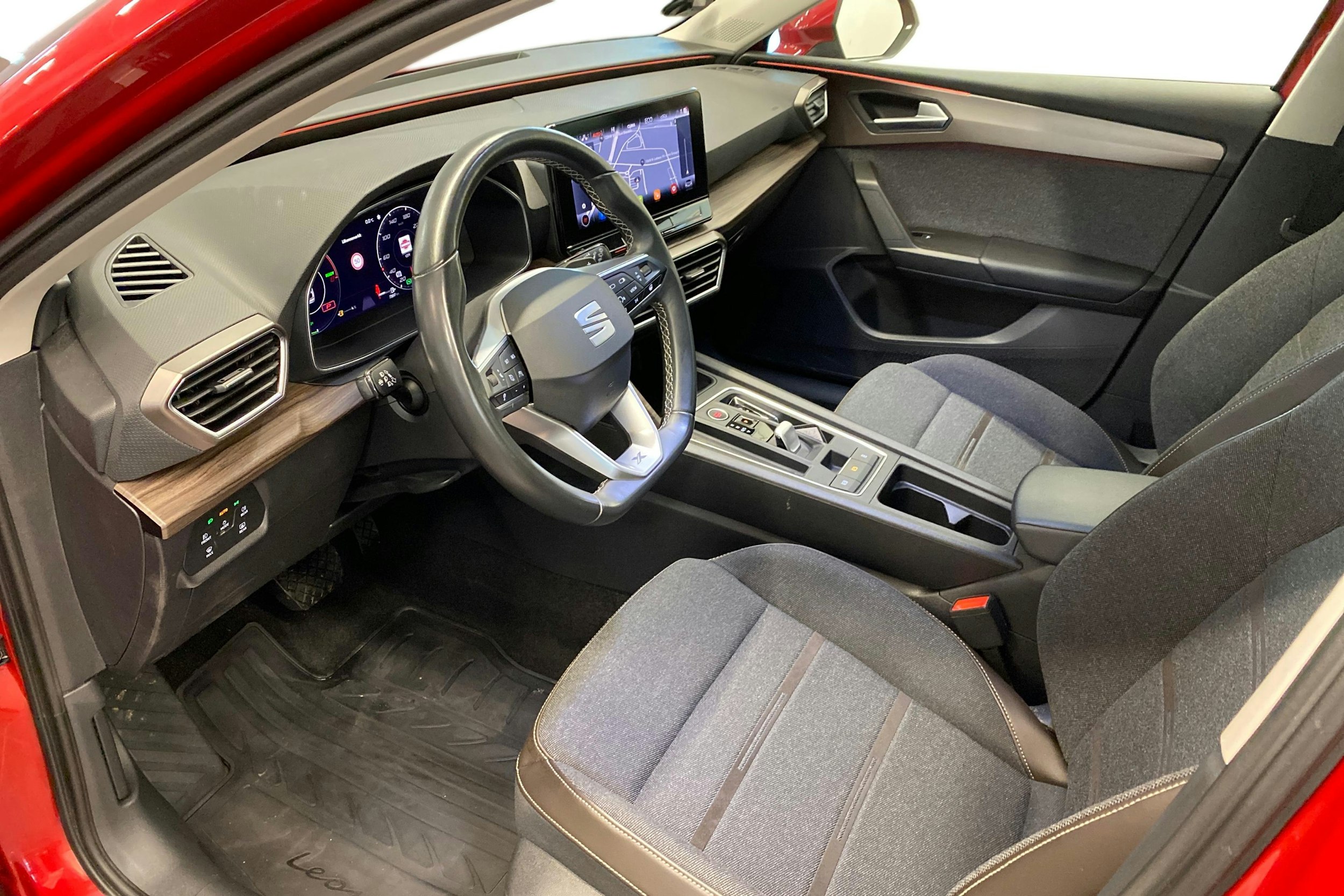 punainen SEAT Leon Sportstourer 2021 kuva 7.