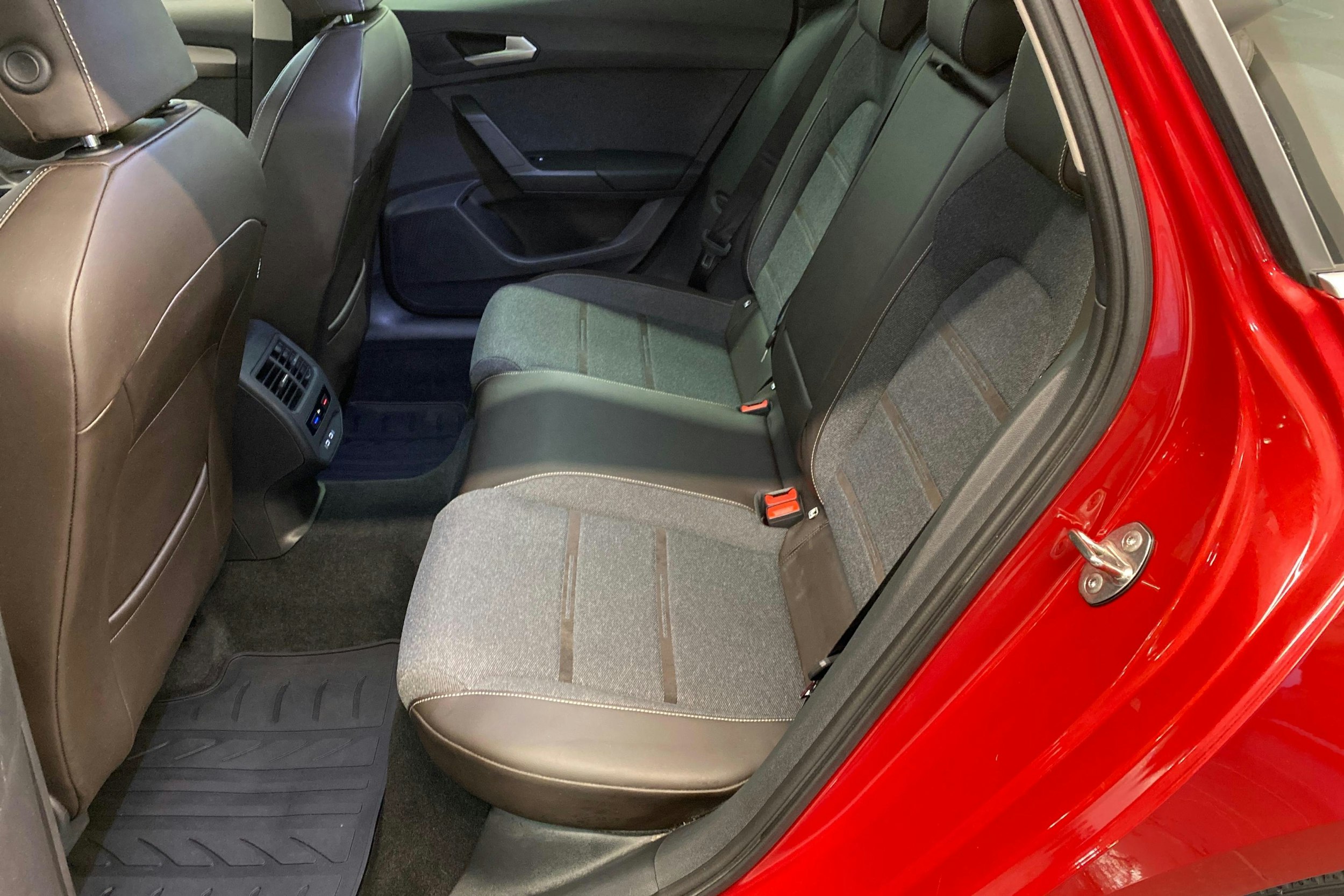 punainen SEAT Leon Sportstourer 2021 kuva 10.