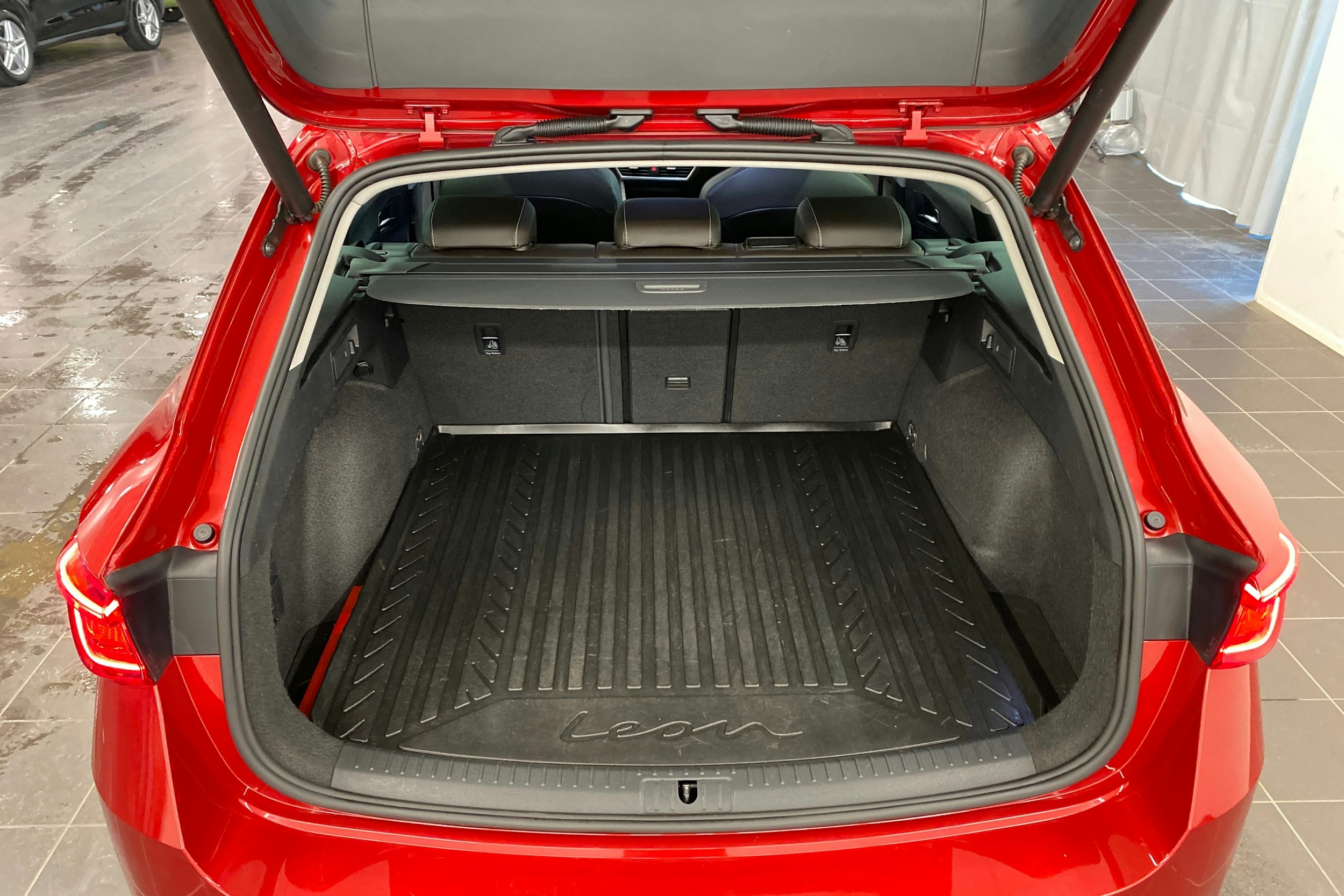 punainen SEAT Leon Sportstourer 2021 kuva 14.