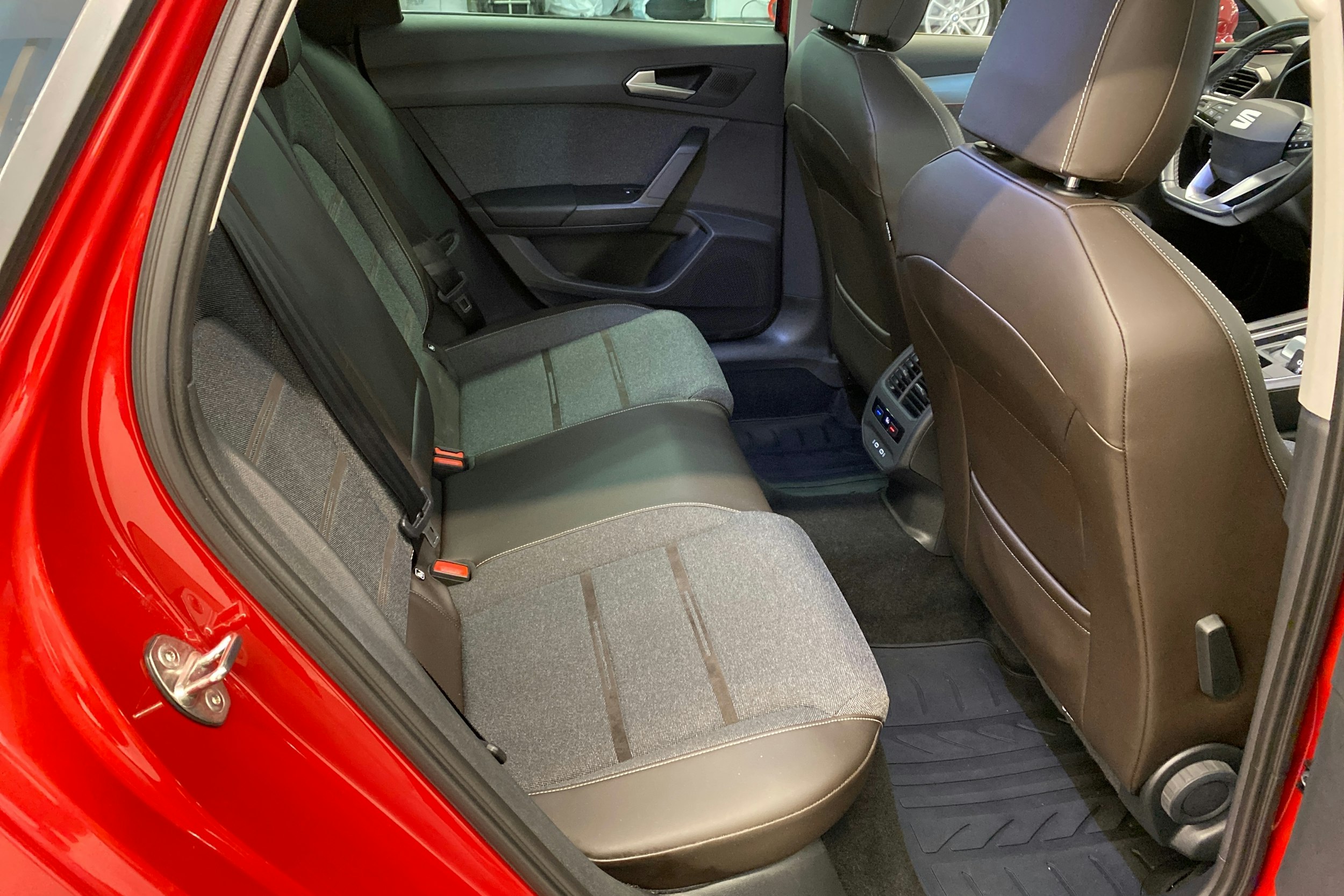 punainen SEAT Leon Sportstourer 2021 kuva 19.