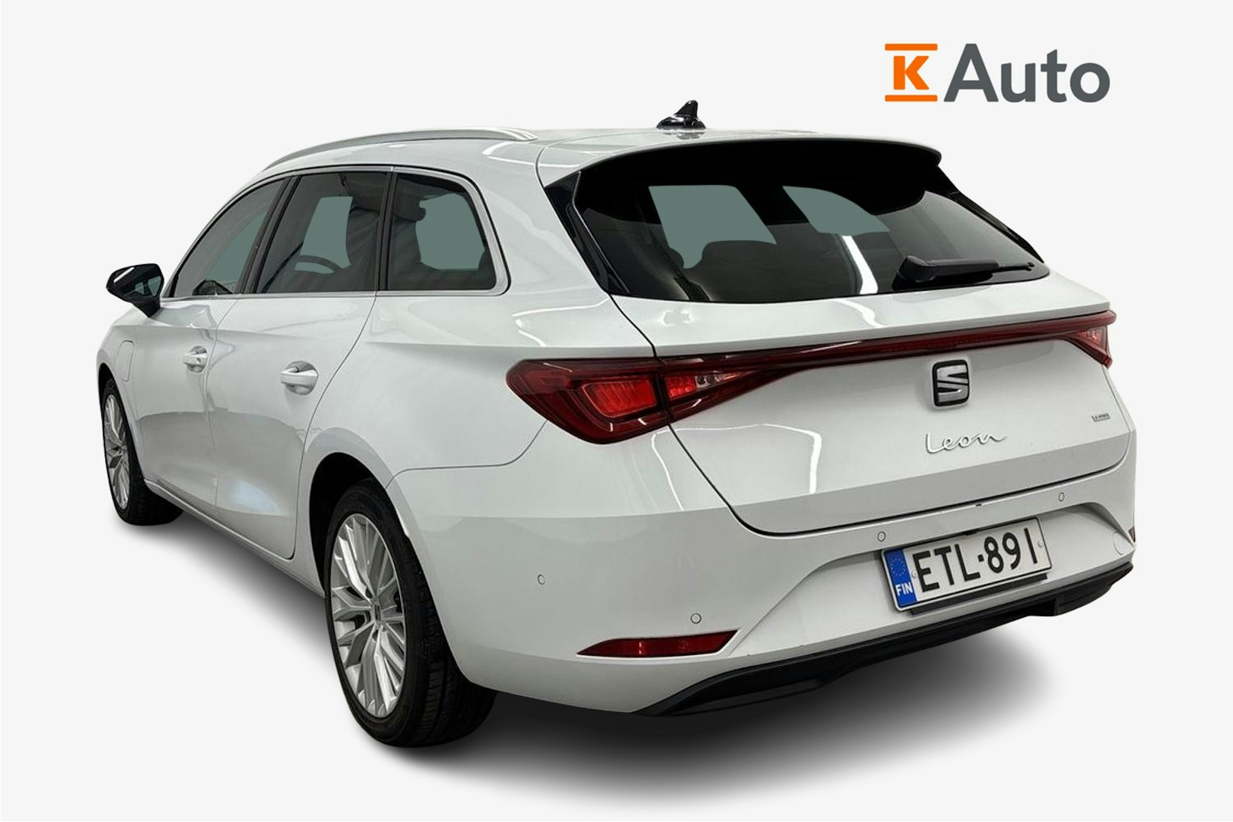valkoinen SEAT Leon Sportstourer 2021 kuva 2.