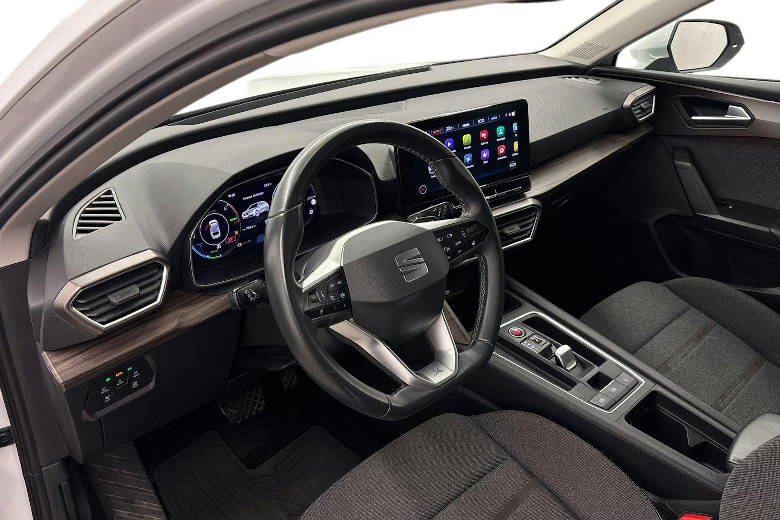 valkoinen SEAT Leon Sportstourer 2021 kuva 6.