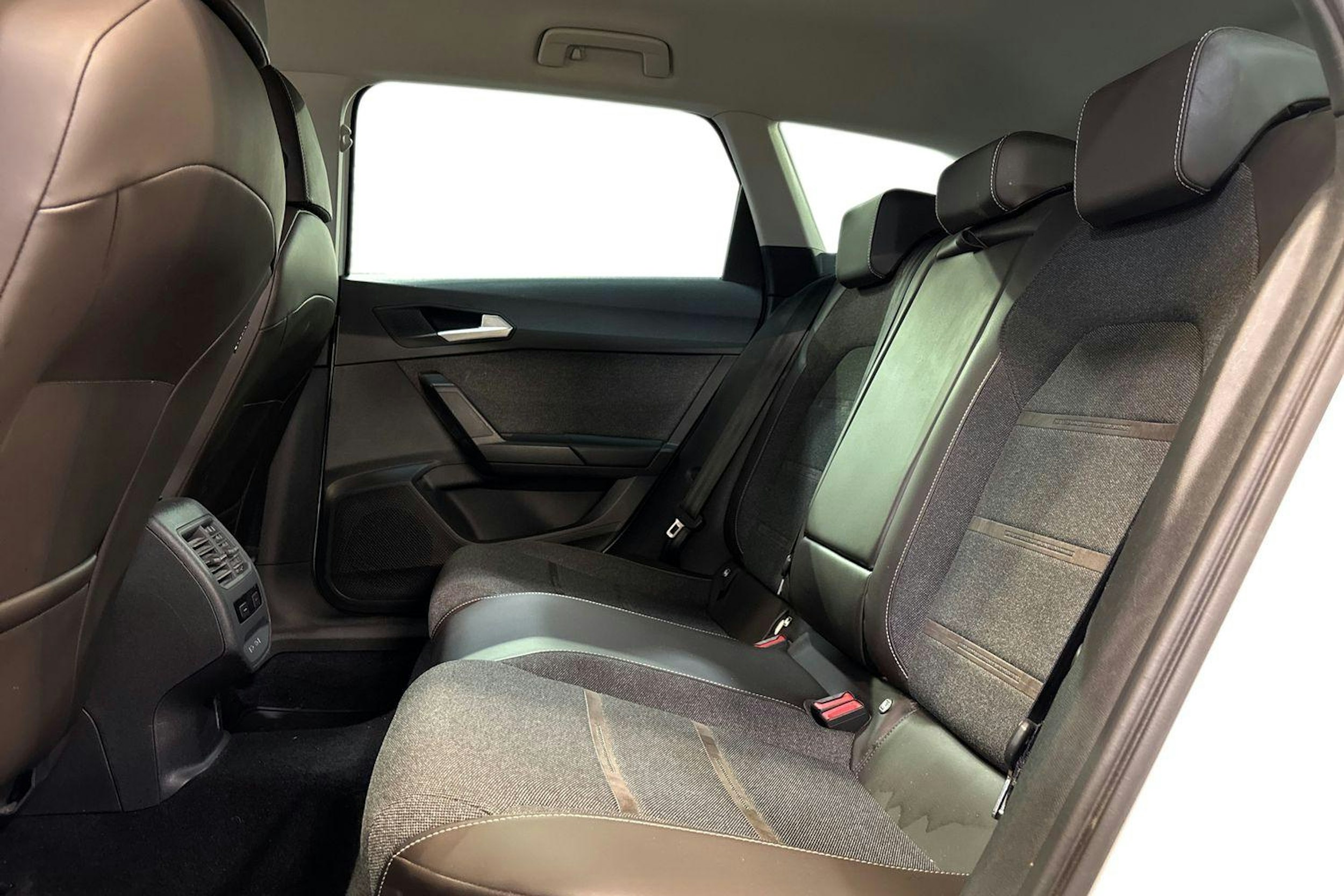 valkoinen SEAT Leon Sportstourer 2021 kuva 8.