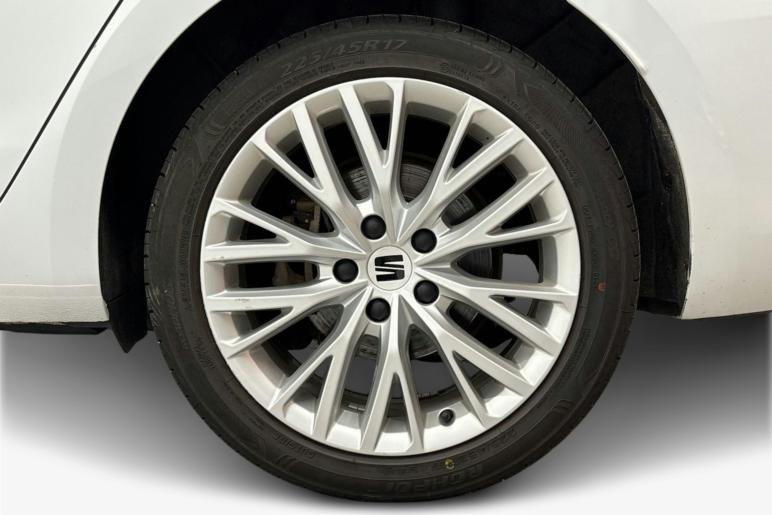 valkoinen SEAT Leon Sportstourer 2021 kuva 9.