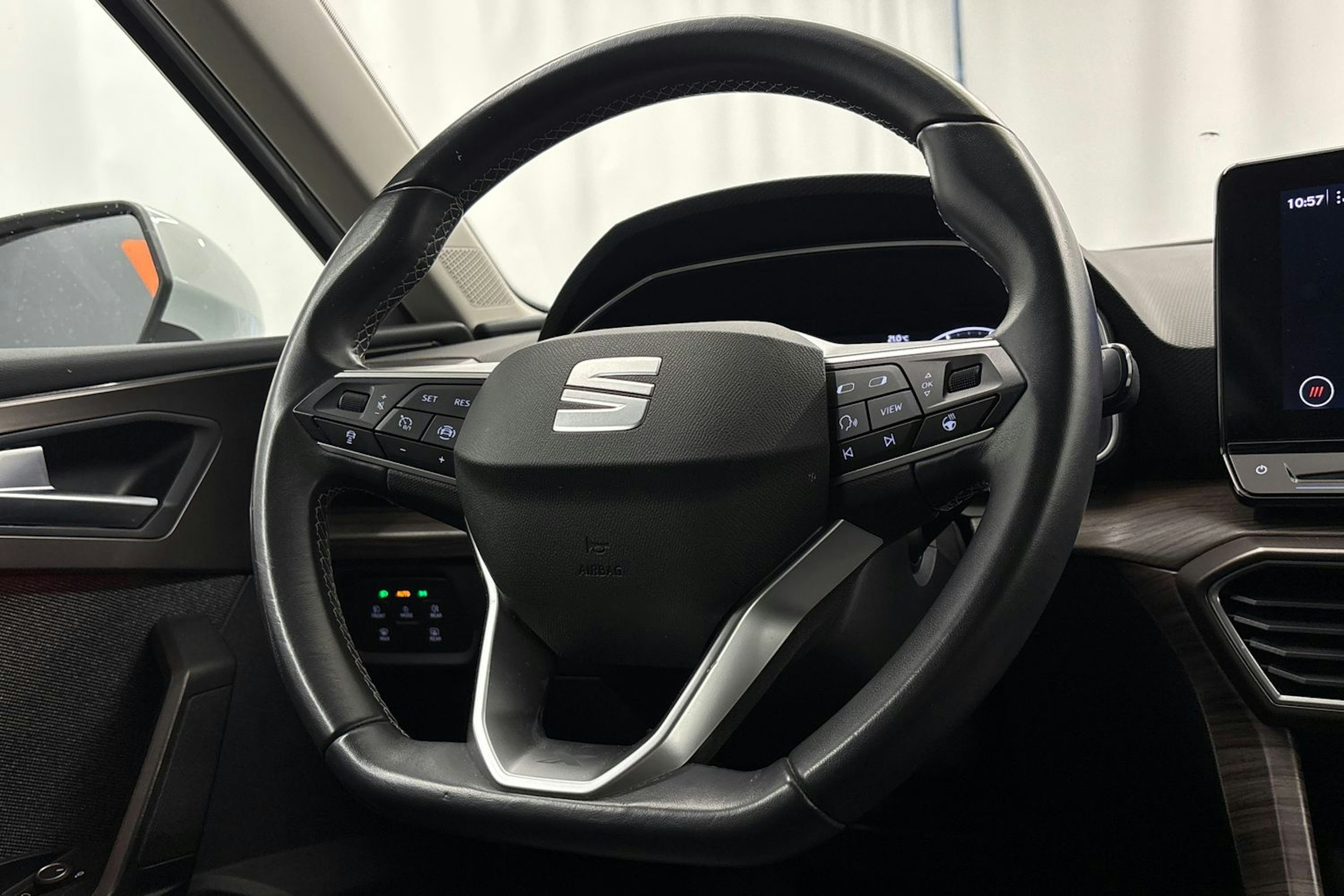 valkoinen SEAT Leon Sportstourer 2021 kuva 11.