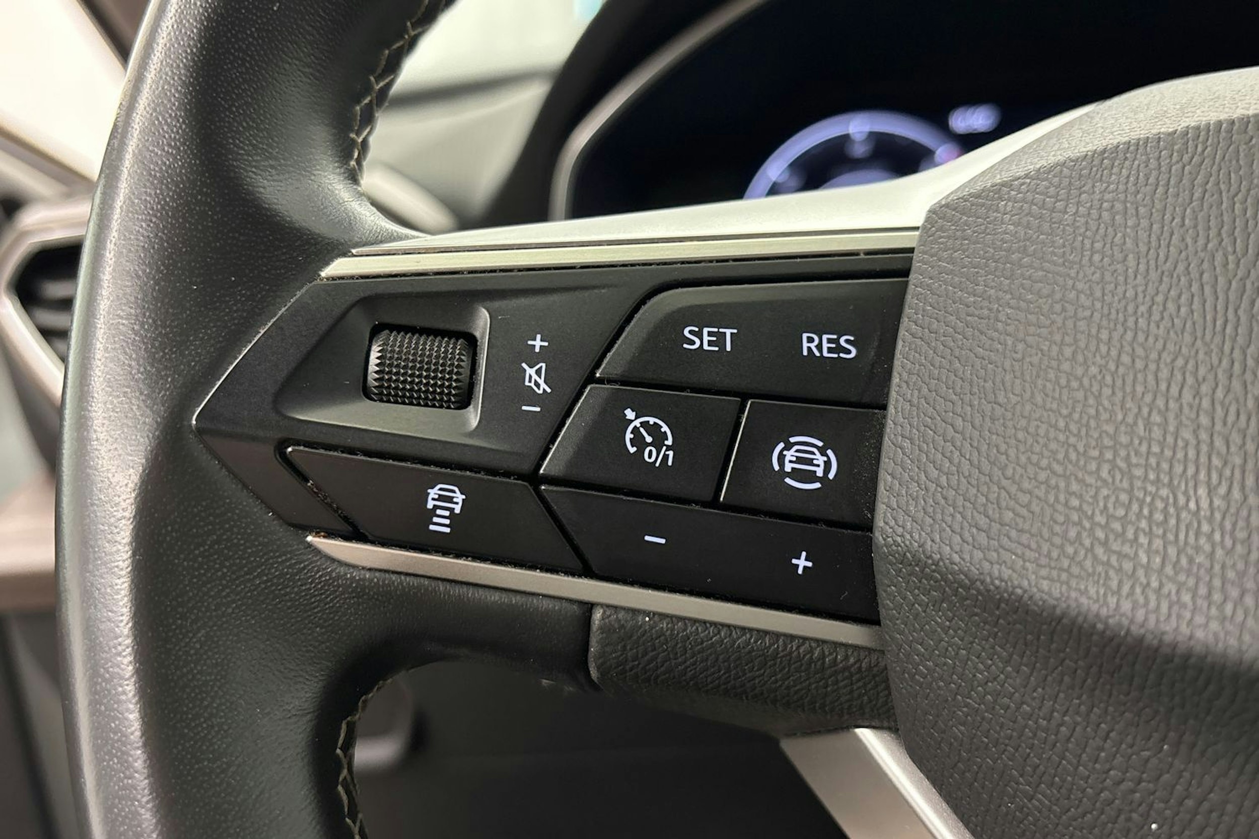 valkoinen SEAT Leon Sportstourer 2021 kuva 12.