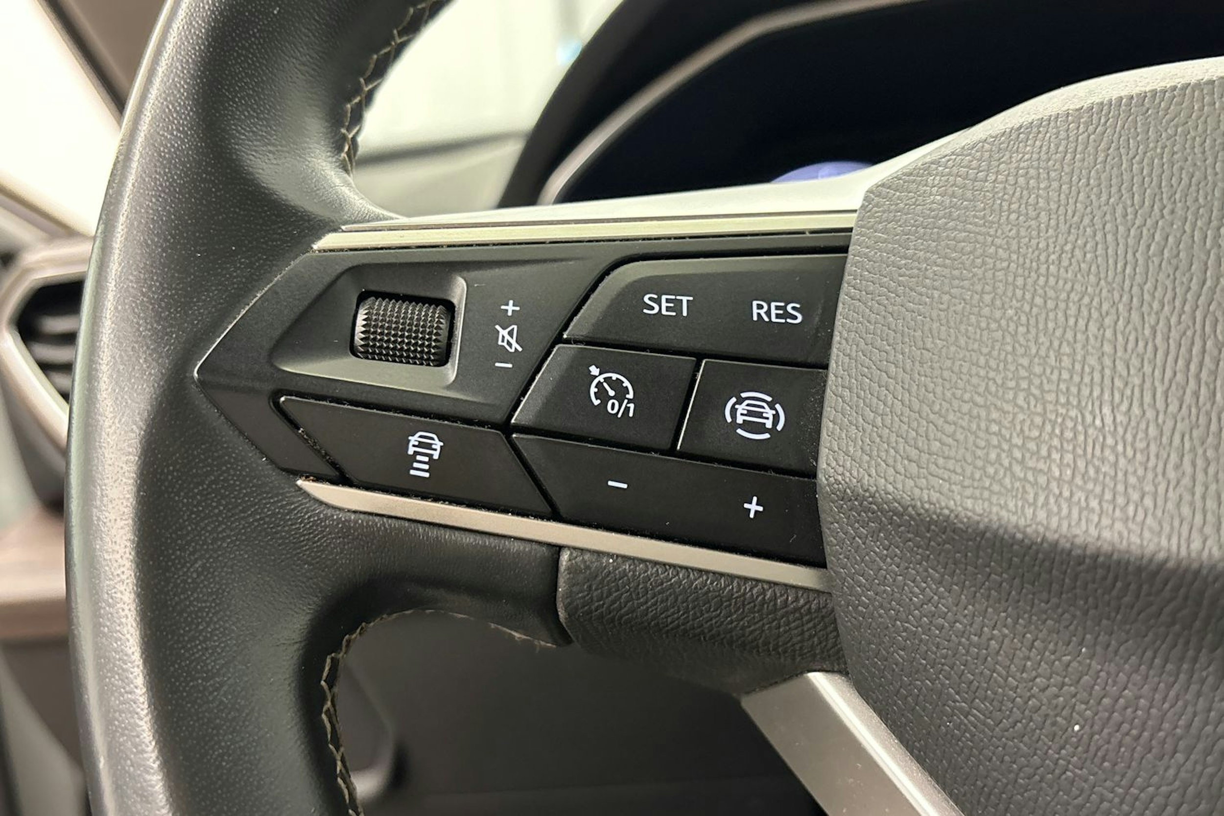 valkoinen SEAT Leon Sportstourer 2021 kuva 13.