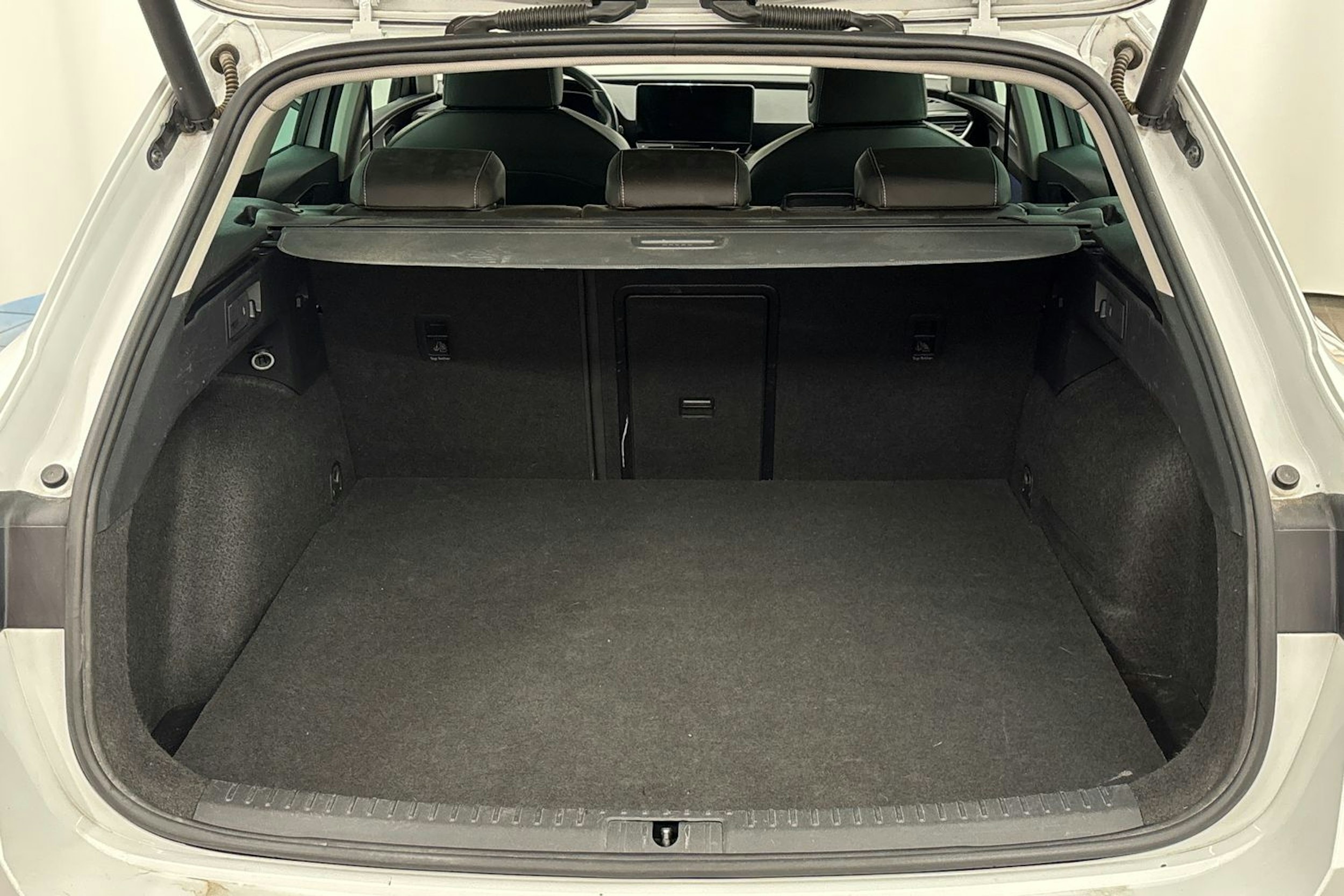 valkoinen SEAT Leon Sportstourer 2021 kuva 22.