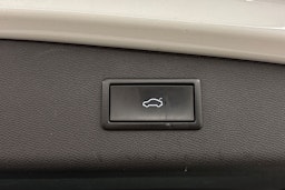 valkoinen SEAT Leon Sportstourer 2021 kuva 23.