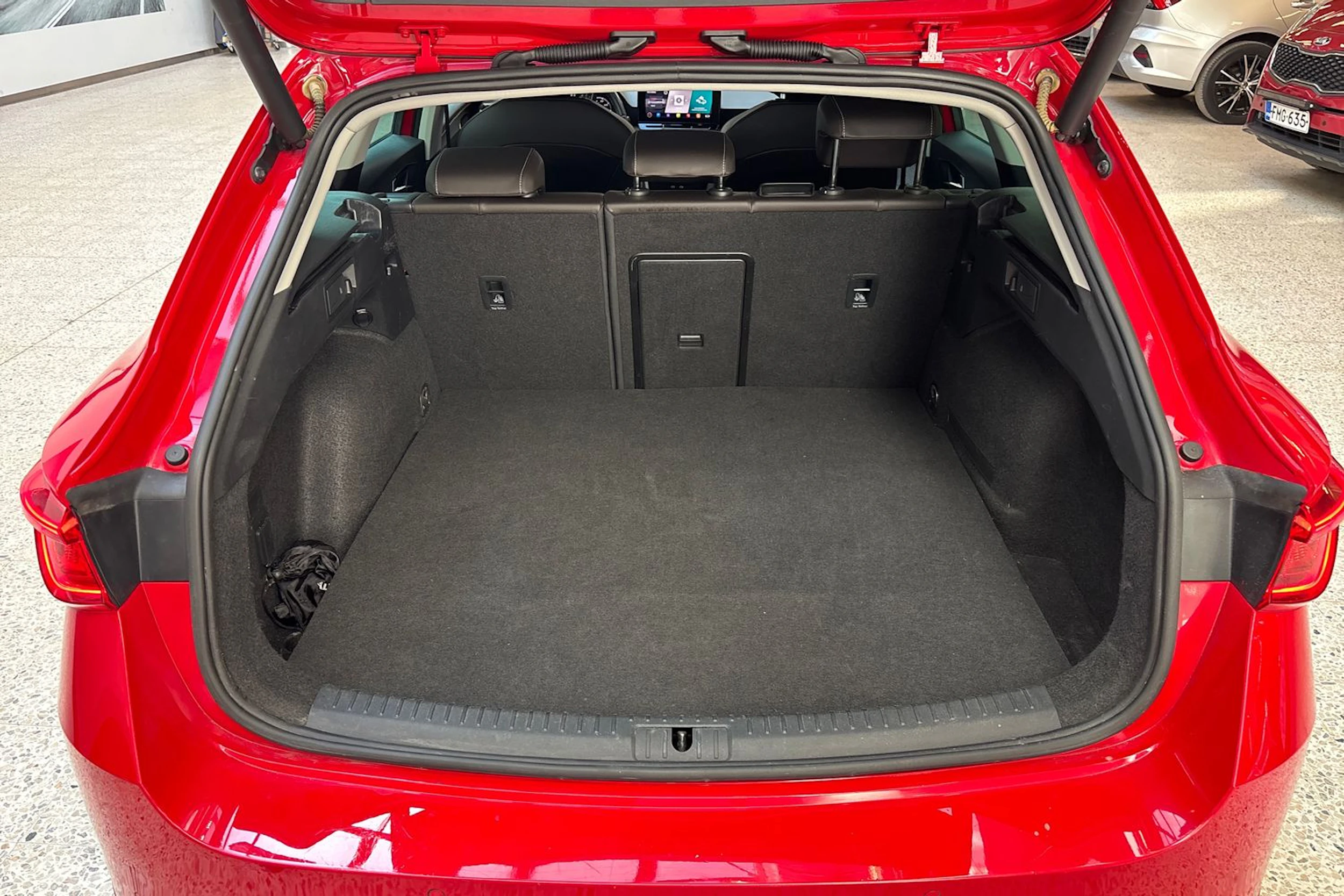 punainen SEAT Leon Sportstourer 2021 kuva 12.