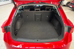 punainen SEAT Leon Sportstourer 2021 kuva 12.