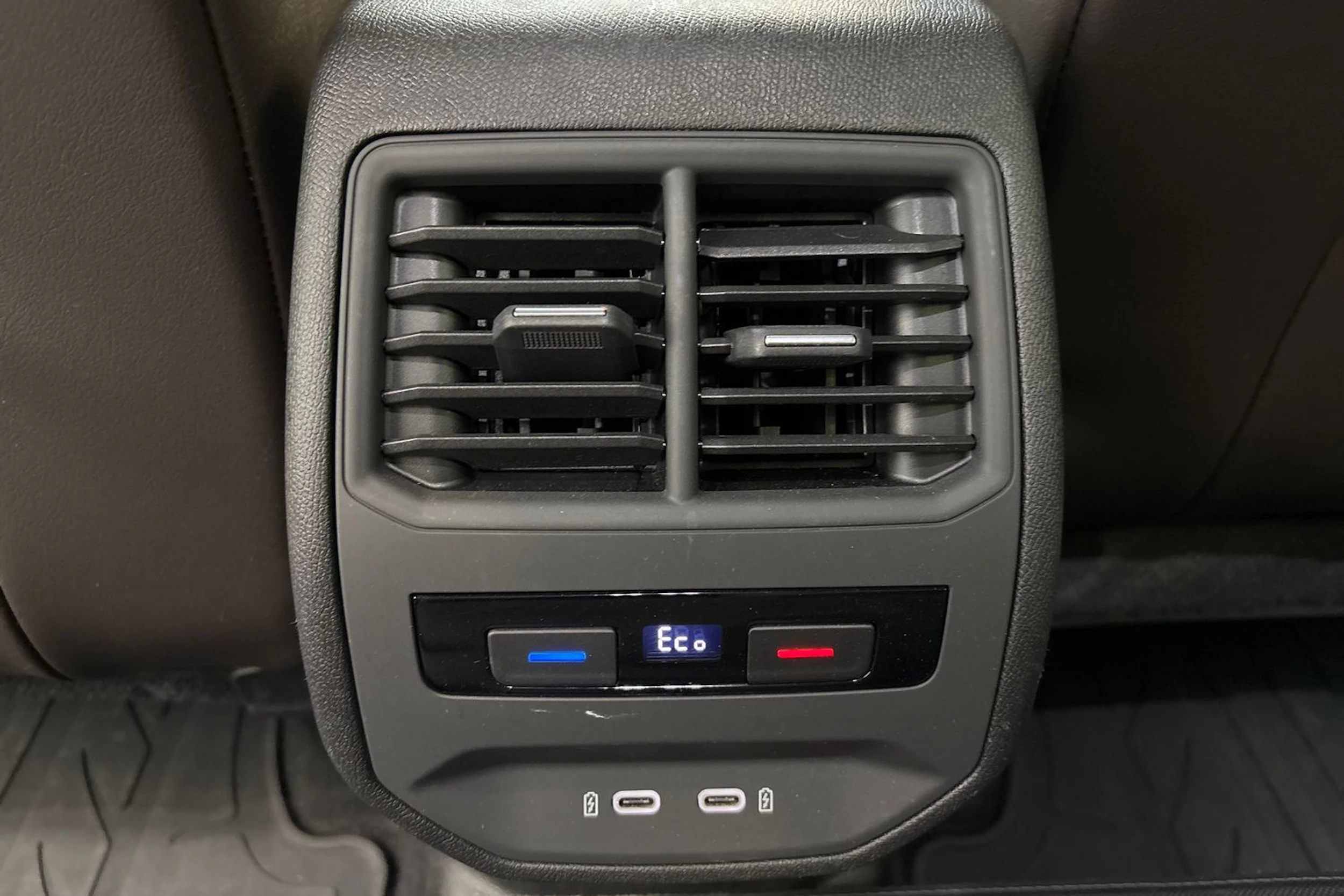 punainen SEAT Leon Sportstourer 2021 kuva 15.