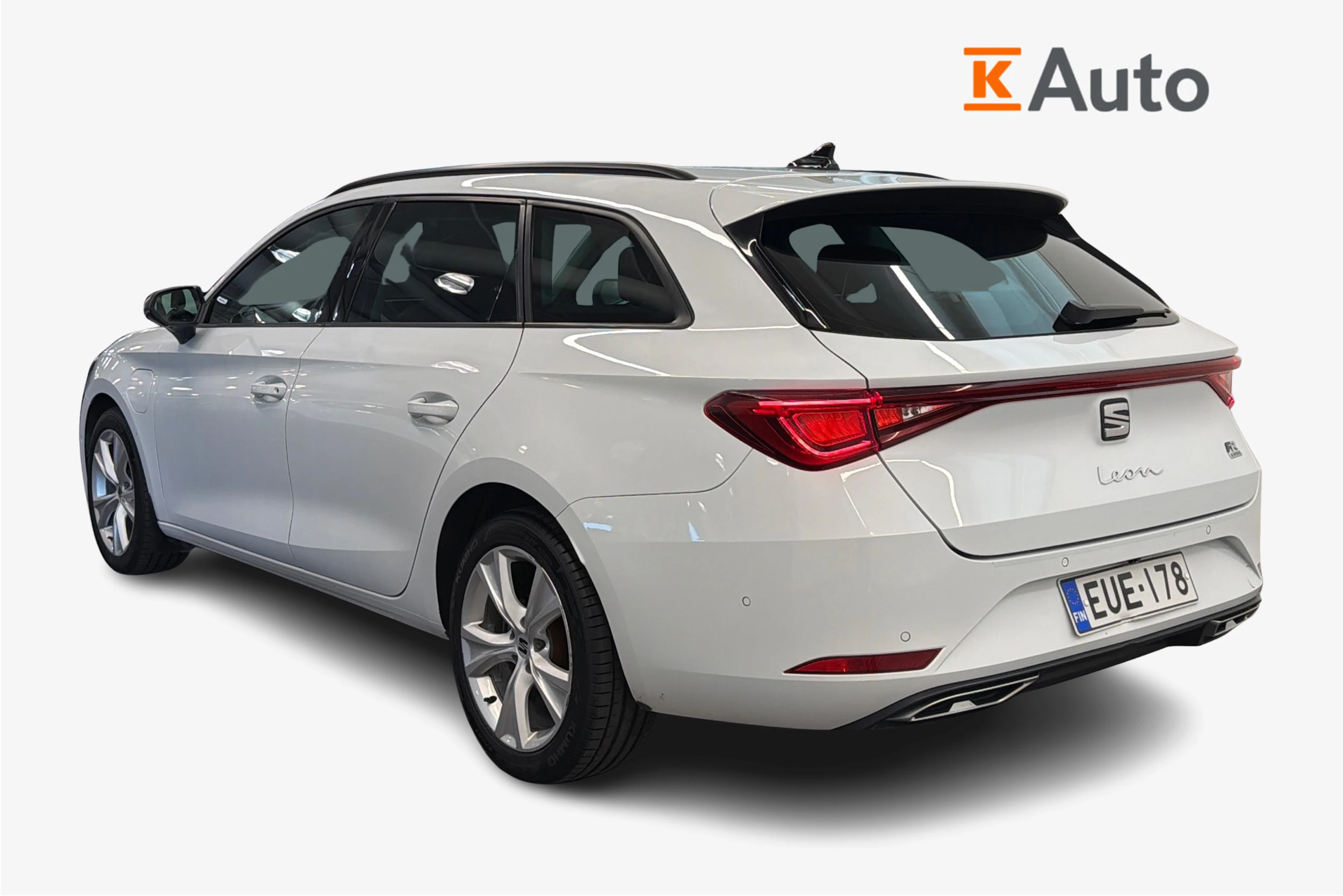 valkoinen SEAT Leon Sportstourer 2021 kuva 2.