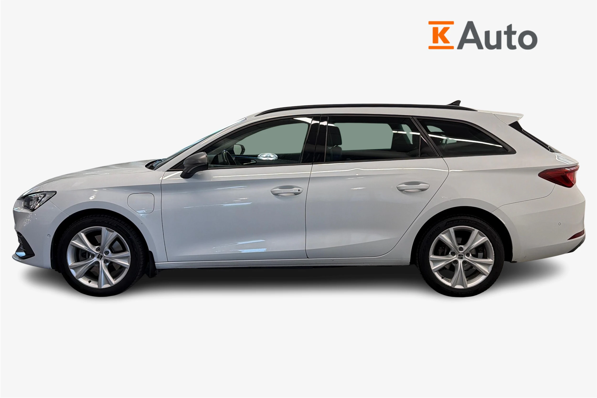 valkoinen SEAT Leon Sportstourer 2021 kuva 5.