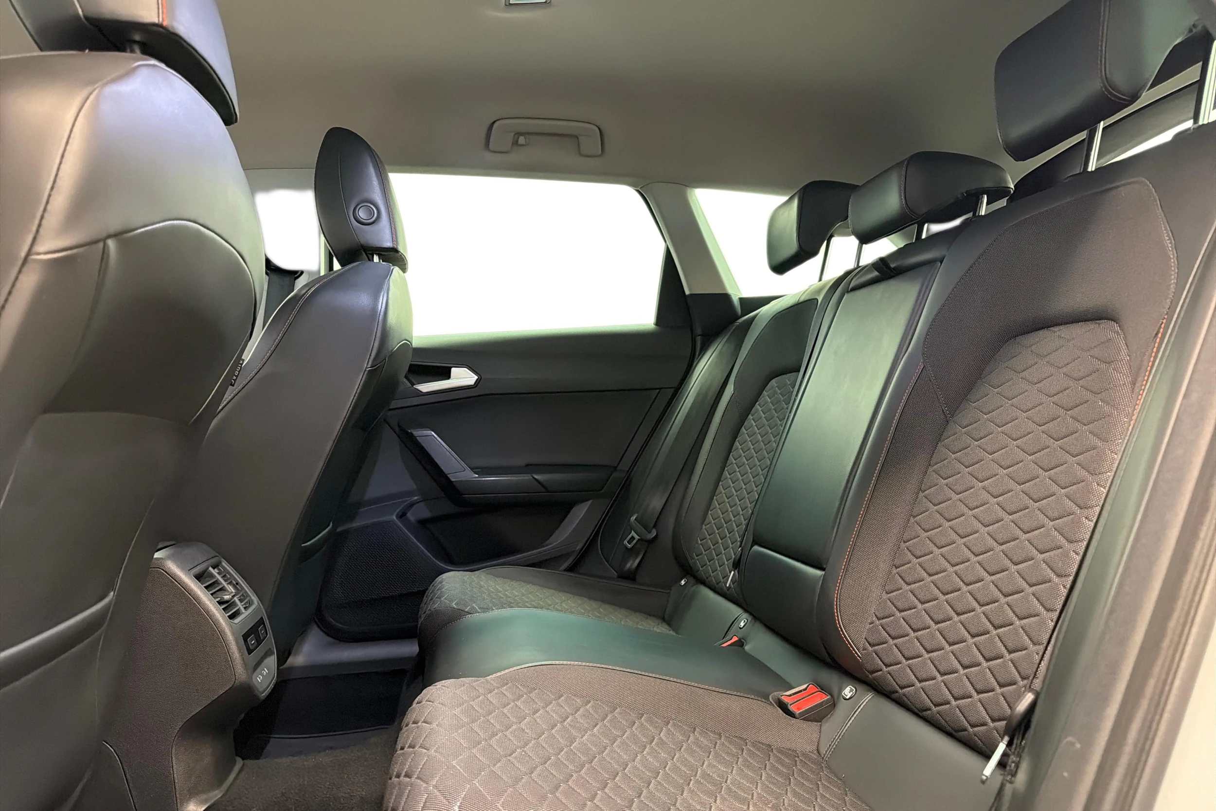 valkoinen SEAT Leon Sportstourer 2021 kuva 8.